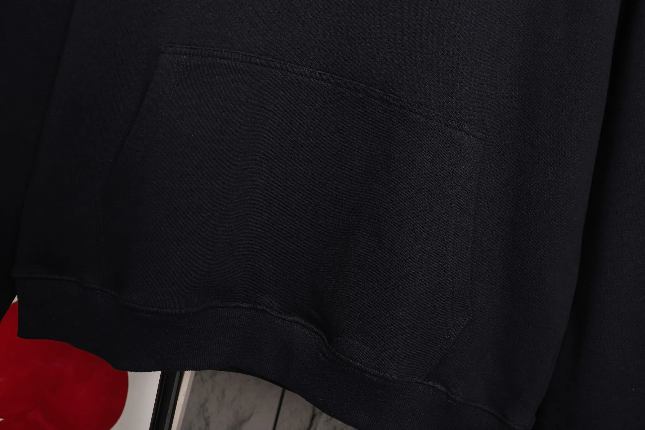 🅿️320 High-quality classic Paris and Puma collaboration, hooded sweatshirt model number B14 * Made of 450 custom-woven and dyed high-gram weight tripe pure cotton sweatshirt fabric. The fabric feels thick and has a certain sense of weight. The bottom has a dense and rough terry texture, which is close to the skin and has excellent warmth retention. You will not feel any discomfort at all! *The color on the chest is clear, with Puma's obvious logo added, and the lines are smooth and smooth without falling off and deforming when washed *This design is based on classics and simply and clearly shows the brand's high-end luxury identity. Same style for men and women 𝐂𝐎𝐋𝐎𝐔𝐑: black, white 𝐒𝐈𝐙𝐄: S- xl