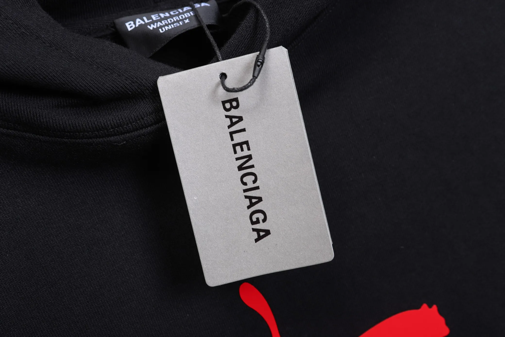 🅿️320 High-quality classic Paris and Puma collaboration, hooded sweatshirt model number B14 * Made of 450 custom-woven and dyed high-gram weight tripe pure cotton sweatshirt fabric. The fabric feels thick and has a certain sense of weight. The bottom has a dense and rough terry texture, which is close to the skin and has excellent warmth retention. You will not feel any discomfort at all! *The color on the chest is clear, with Puma's obvious logo added, and the lines are smooth and smooth without falling off and deforming when washed *This design is based on classics and simply and clearly shows the brand's high-end luxury identity. Same style for men and women 𝐂𝐎𝐋𝐎𝐔𝐑: black, white 𝐒𝐈𝐙𝐄: S- xl