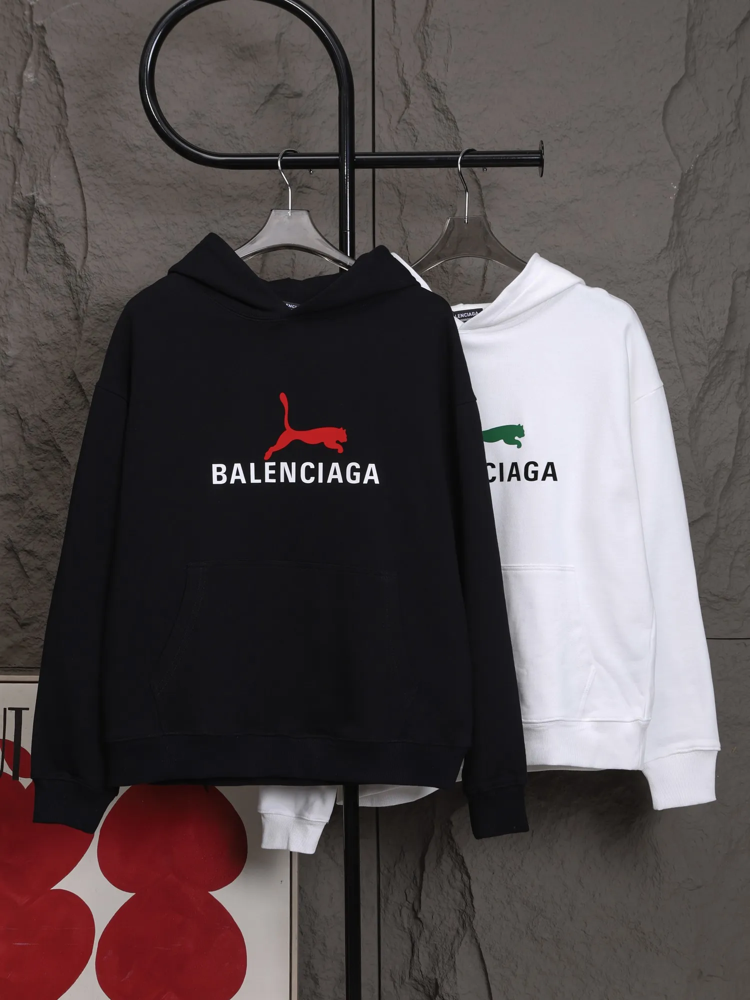 🅿️320 High-quality classic Paris and Puma collaboration, hooded sweatshirt model number B14 * Made of 450 custom-woven and dyed high-gram weight tripe pure cotton sweatshirt fabric. The fabric feels thick and has a certain sense of weight. The bottom has a dense and rough terry texture, which is close to the skin and has excellent warmth retention. You will not feel any discomfort at all! *The color on the chest is clear, with Puma's obvious logo added, and the lines are smooth and smooth without falling off and deforming when washed *This design is based on classics and simply and clearly shows the brand's high-end luxury identity. Same style for men and women 𝐂𝐎𝐋𝐎𝐔𝐑: black, white 𝐒𝐈𝐙𝐄: S- xl