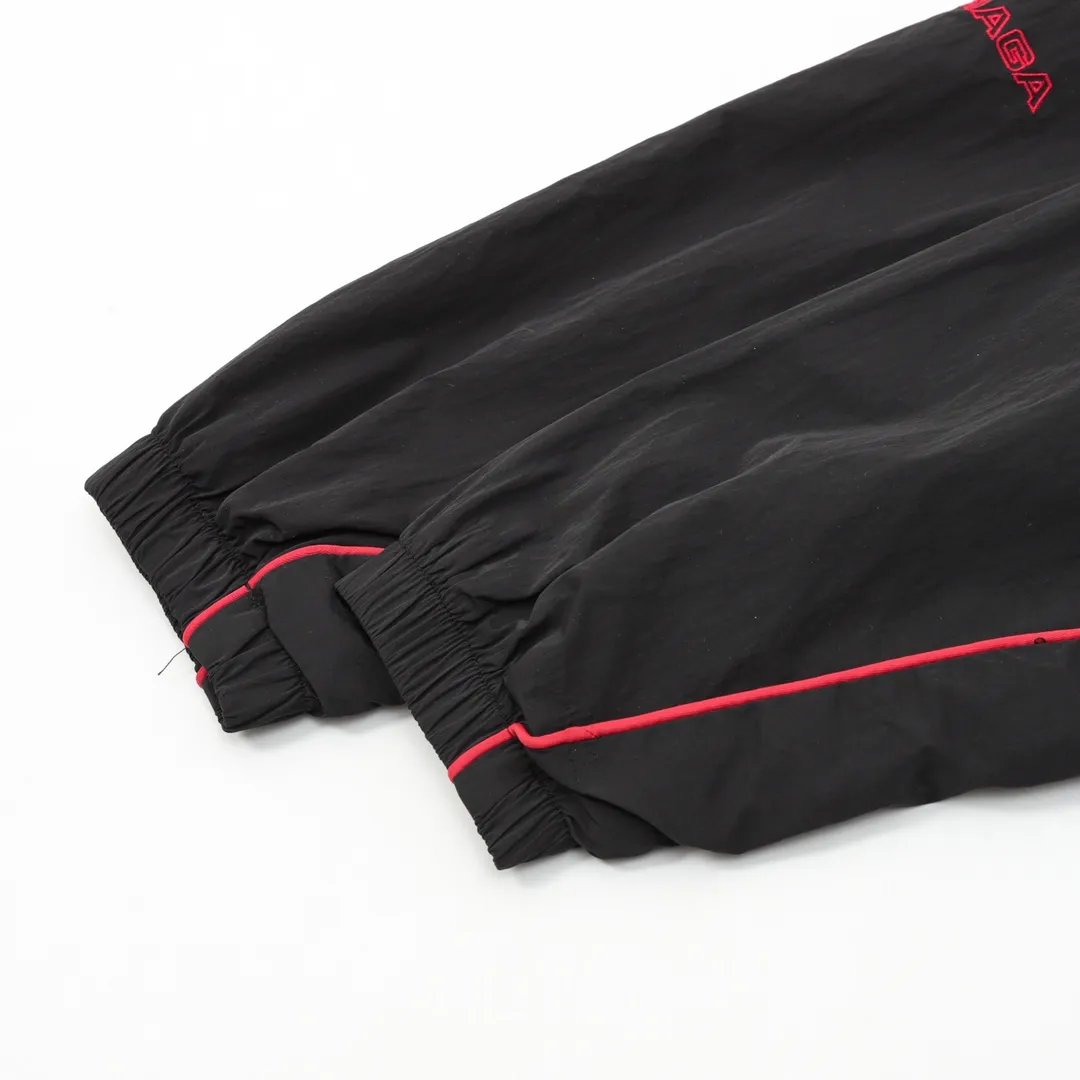 🅿️570 Balenciaga/Balenciaga letter embroidery zipper jacket Embroidery: straight lines, smooth curves; neat stitches, no jagged edges; embroidery surface is flat, silk threads are not skewed; stitch spacing is consistent, no bottom is exposed, no overlap; embroidery surface is smooth, without ink marks and other stains. Advanced imported embroidery machines are used to ensure the quality of each customer's logo embroidery. Fabric: Made of 26-count combed cotton + 10-count 100% cotton, with a weight of 140G. The fabric uses high-quality domestic Xinjiang cotton yarn. Xinjiang cotton is recognized as a superior material among domestic cotton. The fabric is woven using the internationally recognized Fukuhara knitting machine. The fabric has clear texture, good resilience, strong wrinkle resistance, good abrasion resistance and breathability. It is close to the skin, not easy to loosen and has a long-lasting wide effect. The fabric has good gloss, strength and wear resistance, small shrinkage and a good skeleton feel. The pure cotton cloth is produced by air flow liquid cylinder. The environmentally friendly dyeing meets the national first-class product requirements. It is not easy to fade and is not prone to creases and claw marks. It can be worn all year round: the sewing machine needle uses No. 9 round-head needles, which will not puncture or break the fibers of the fabric, and the thread density is 3CM/14 needles, which is tight, not loose, and not sparse; the sewing thread uses imported oil-proof treated thread, and there will be no oil stains; the car is an imported car with a silver sword and a knife, which does not eat or leave any cloth. It has a full sense of high brand quality! size：XS-L
