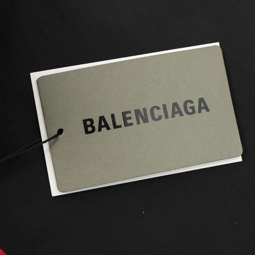 🅿️570 Balenciaga/Balenciaga letter embroidery zipper jacket Embroidery: straight lines, smooth curves; neat stitches, no jagged edges; embroidery surface is flat, silk threads are not skewed; stitch spacing is consistent, no bottom is exposed, no overlap; embroidery surface is smooth, without ink marks and other stains. Advanced imported embroidery machines are used to ensure the quality of each customer's logo embroidery. Fabric: Made of 26-count combed cotton + 10-count 100% cotton, with a weight of 140G. The fabric uses high-quality domestic Xinjiang cotton yarn. Xinjiang cotton is recognized as a superior material among domestic cotton. The fabric is woven using the internationally recognized Fukuhara knitting machine. The fabric has clear texture, good resilience, strong wrinkle resistance, good abrasion resistance and breathability. It is close to the skin, not easy to loosen and has a long-lasting wide effect. The fabric has good gloss, strength and wear resistance, small shrinkage and a good skeleton feel. The pure cotton cloth is produced by air flow liquid cylinder. The environmentally friendly dyeing meets the national first-class product requirements. It is not easy to fade and is not prone to creases and claw marks. It can be worn all year round: the sewing machine needle uses No. 9 round-head needles, which will not puncture or break the fibers of the fabric, and the thread density is 3CM/14 needles, which is tight, not loose, and not sparse; the sewing thread uses imported oil-proof treated thread, and there will be no oil stains; the car is an imported car with a silver sword and a knife, which does not eat or leave any cloth. It has a full sense of high brand quality! size：XS-L