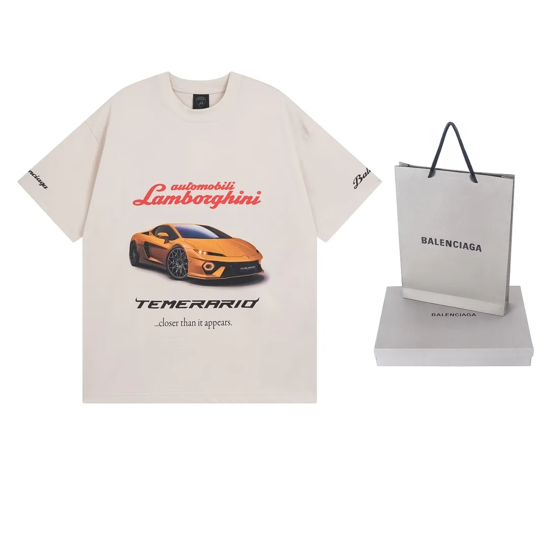 🅿️190 real photos [Top version. Official website quality] BALENCI*GA/Paris co-branded Lamborghini Lamborghini front and back left and right sleeves direct-injection printed short-sleeved T-shirt # SS25 latest model. Research and development at the first time, different market currencies. Comparisons welcome. The fabric is made of Paris ZP custom-woven and dyed cotton double yarn. Weighing 260 grams, the cloth surface is clean. The cloth pattern is clear, soft and comfortable. The threads are dyed with no color difference. Printing adopts computer direct printing. The pattern letters are clear, three-dimensional and without burrs. Jubie market produces pictures based on pictures. Welcome to compare. The version adopts OS loose shoulder design. Same style for men and women. Code: BL253630 Color: white gray, black, apricot Size: XS S M L
