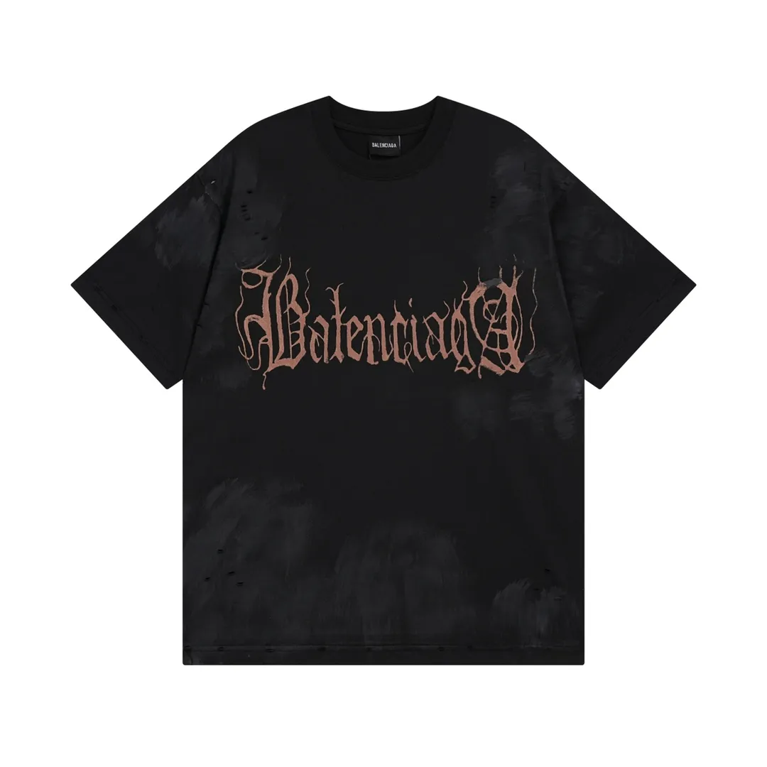 🅿️206 Detailed Picture [Top version. Official website quality] BALENCI*GA/Paris. 2024 latest Sanskrit letters LOGO hand-painted worn distressed short-sleeved T-shirt. Brick cabinet synchronization. ⚠️Difference in market currency. YB development. Color system is black and blue. Worn. Hand-painted consistent with ZP,‼ ️The fabric is made of Paris ZP custom-woven and dyed 100% double yarn compact cotton. The weight is 260 grams. The cloth surface is clean. The cloth pattern is clear, soft and comfortable. The threads are dyed with no color difference. Ready-made garments are hand-painted, worn, and distressed, with heavy craftsmanship. Comparisons welcome. The version adopts OS loose shoulder style. Same style for men and women. Code: BL223203 Color: black blue. red Size: XS to L