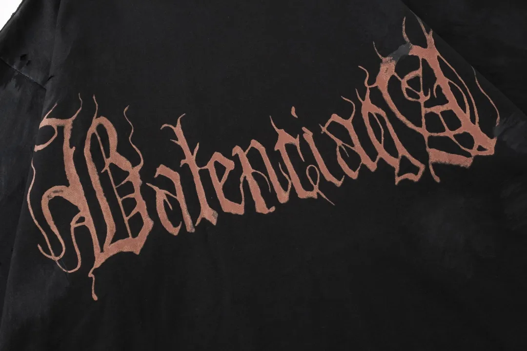 🅿️206 Detailed Picture [Top version. Official website quality] BALENCI*GA/Paris. 2024 latest Sanskrit letters LOGO hand-painted worn distressed short-sleeved T-shirt. Brick cabinet synchronization. ⚠️Difference in market currency. YB development. Color system is black and blue. Worn. Hand-painted consistent with ZP,‼ ️The fabric is made of Paris ZP custom-woven and dyed 100% double yarn compact cotton. The weight is 260 grams. The cloth surface is clean. The cloth pattern is clear, soft and comfortable. The threads are dyed with no color difference. Ready-made garments are hand-painted, worn, and distressed, with heavy craftsmanship. Comparisons welcome. The version adopts OS loose shoulder style. Same style for men and women. Code: BL223203 Color: black blue. red Size: XS to L