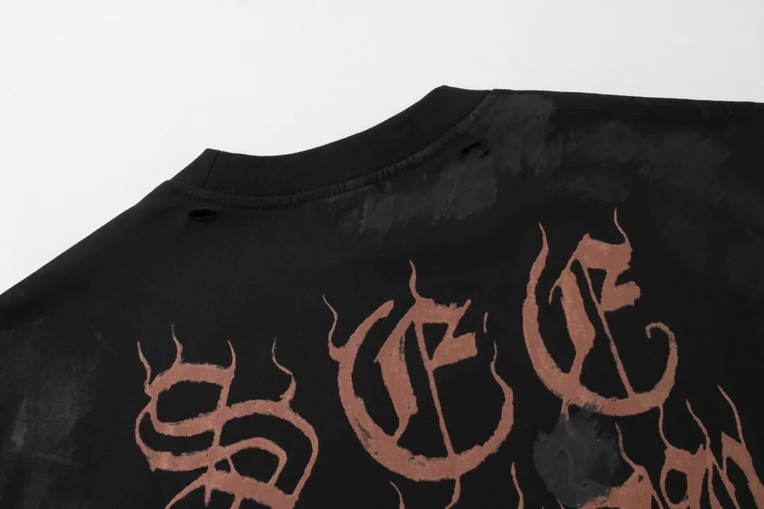 🅿️206 Detailed Picture [Top version. Official website quality] BALENCI*GA/Paris. 2024 latest Sanskrit letters LOGO hand-painted worn distressed short-sleeved T-shirt. Brick cabinet synchronization. ⚠️Difference in market currency. YB development. Color system is black and blue. Worn. Hand-painted consistent with ZP,‼ ️The fabric is made of Paris ZP custom-woven and dyed 100% double yarn compact cotton. The weight is 260 grams. The cloth surface is clean. The cloth pattern is clear, soft and comfortable. The threads are dyed with no color difference. Ready-made garments are hand-painted, worn, and distressed, with heavy craftsmanship. Comparisons welcome. The version adopts OS loose shoulder style. Same style for men and women. Code: BL223203 Color: black blue. red Size: XS to L