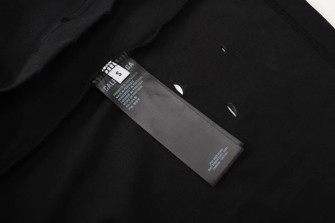 🅿️206 Detailed Picture [Top version. Official website quality] BALENCI*GA/Paris. 2024 latest Sanskrit letters LOGO hand-painted worn distressed short-sleeved T-shirt. Brick cabinet synchronization. ⚠️Difference in market currency. YB development. Color system is black and blue. Worn. Hand-painted consistent with ZP,‼ ️The fabric is made of Paris ZP custom-woven and dyed 100% double yarn compact cotton. The weight is 260 grams. The cloth surface is clean. The cloth pattern is clear, soft and comfortable. The threads are dyed with no color difference. Ready-made garments are hand-painted, worn, and distressed, with heavy craftsmanship. Comparisons welcome. The version adopts OS loose shoulder style. Same style for men and women. Code: BL223203 Color: black blue. red Size: XS to L