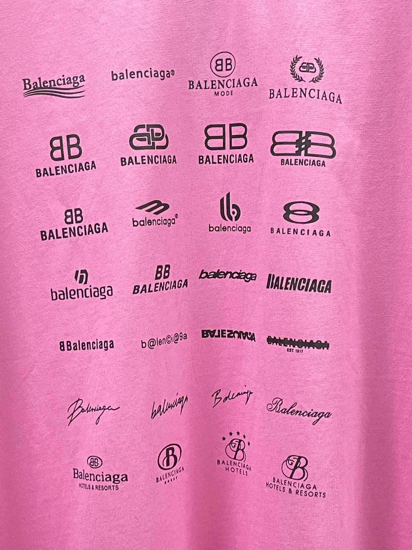 🅿️170 real photos [Top version. Official website quality] BALENCI*GA/Paris BALENCI*GA# 2023 spring and summer new style, printed with classic LOGO collection short-sleeved T-shirt. 2023 spring and summer new product. Brick cabinet synchronization. The fabric is made of Paris ZP custom-woven and dyed 100% cotton double yarn compact cotton. The weight is 260 grams, the cloth surface is clean. The cloth texture is clear. Soft and comfortable. Good color fastness. Not easy to change color. The threads are woven and dyed with no color difference. The printing uses imported environmentally friendly rubber paddles, precision stencils, fine LOGO letters, clear letters, no burrs, and a three-dimensional effect. Restore brick cabinet. The version adopts OS loose shoulder version. Same style for men and women. Code: BL223071 Color: black, beige, pink, smoky gray, white. Size: XS to L