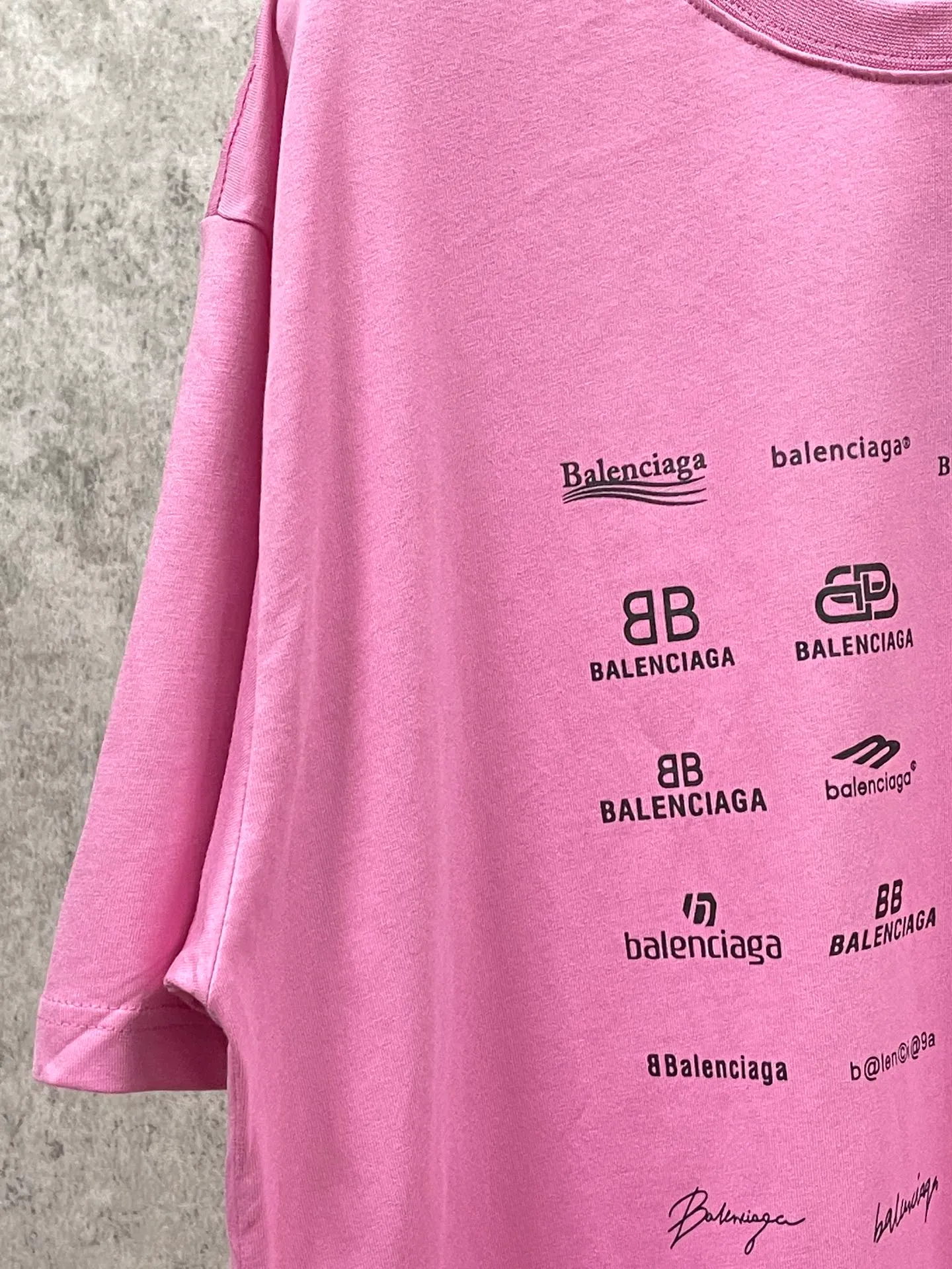 🅿️170 real photos [Top version. Official website quality] BALENCI*GA/Paris BALENCI*GA# 2023 spring and summer new style, printed with classic LOGO collection short-sleeved T-shirt. 2023 spring and summer new product. Brick cabinet synchronization. The fabric is made of Paris ZP custom-woven and dyed 100% cotton double yarn compact cotton. The weight is 260 grams, the cloth surface is clean. The cloth texture is clear. Soft and comfortable. Good color fastness. Not easy to change color. The threads are woven and dyed with no color difference. The printing uses imported environmentally friendly rubber paddles, precision stencils, fine LOGO letters, clear letters, no burrs, and a three-dimensional effect. Restore brick cabinet. The version adopts OS loose shoulder version. Same style for men and women. Code: BL223071 Color: black, beige, pink, smoky gray, white. Size: XS to L