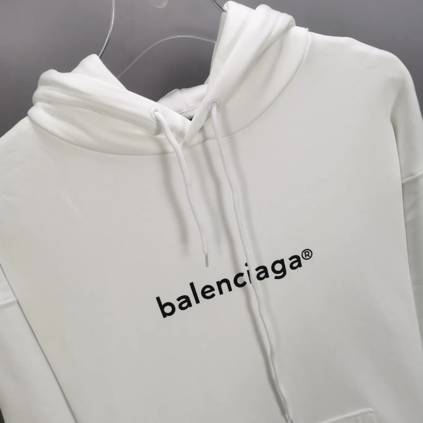 The top tested version of Balenciaga mailbox letter logo pure cotton loose hoodie for men and women in the same style autumn and winter hoodie hooded sweatshirt. A simple basic sweatshirt. A simple sweatshirt that you can fall in love with at first sight. The Blcg mailbox logo on the chest is simple and beautiful. It is operated by an imported elliptical machine, with no burrs and neat alignment! The fabric is made of 480g pure cotton fabric, which is different from the low-end version. The color is also super beautiful. You must get this one! ! ! ! !  Color: black, white, fog blue, khaki, lake green Size: XS-L P:450