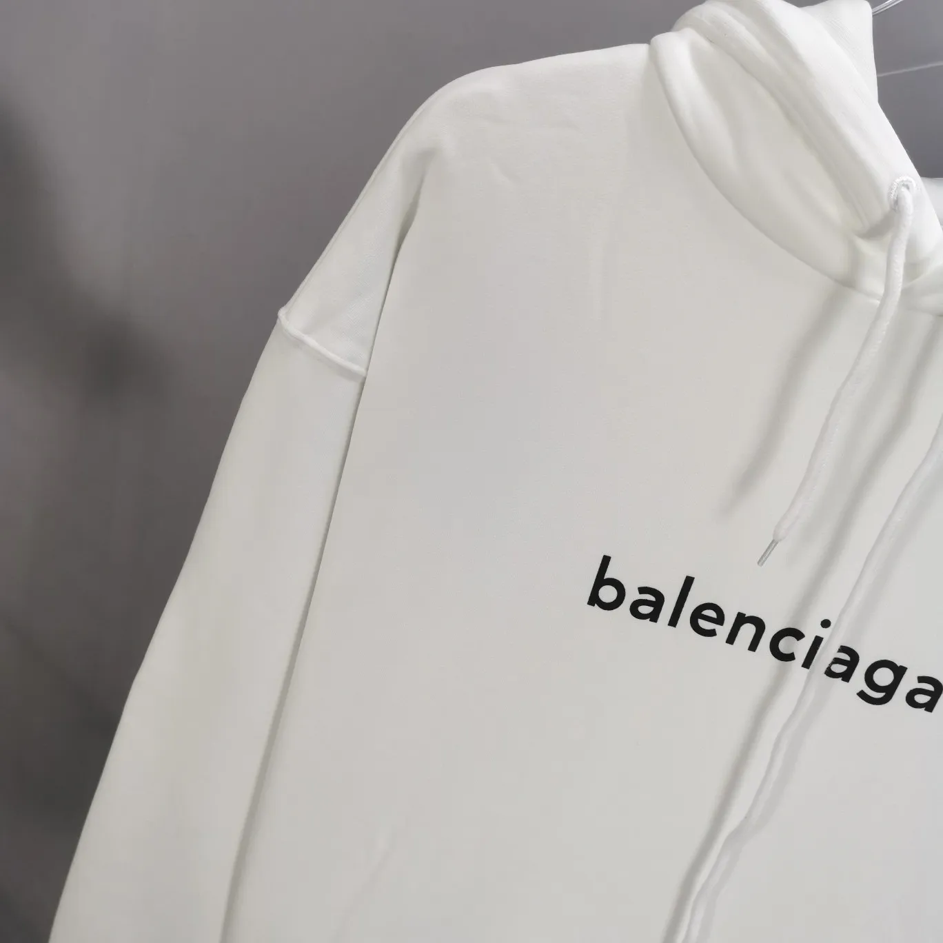 The top tested version of Balenciaga mailbox letter logo pure cotton loose hoodie for men and women in the same style autumn and winter hoodie hooded sweatshirt. A simple basic sweatshirt. A simple sweatshirt that you can fall in love with at first sight. The Blcg mailbox logo on the chest is simple and beautiful. It is operated by an imported elliptical machine, with no burrs and neat alignment! The fabric is made of 480g pure cotton fabric, which is different from the low-end version. The color is also super beautiful. You must get this one! ! ! ! !  Color: black, white, fog blue, khaki, lake green Size: XS-L P:450