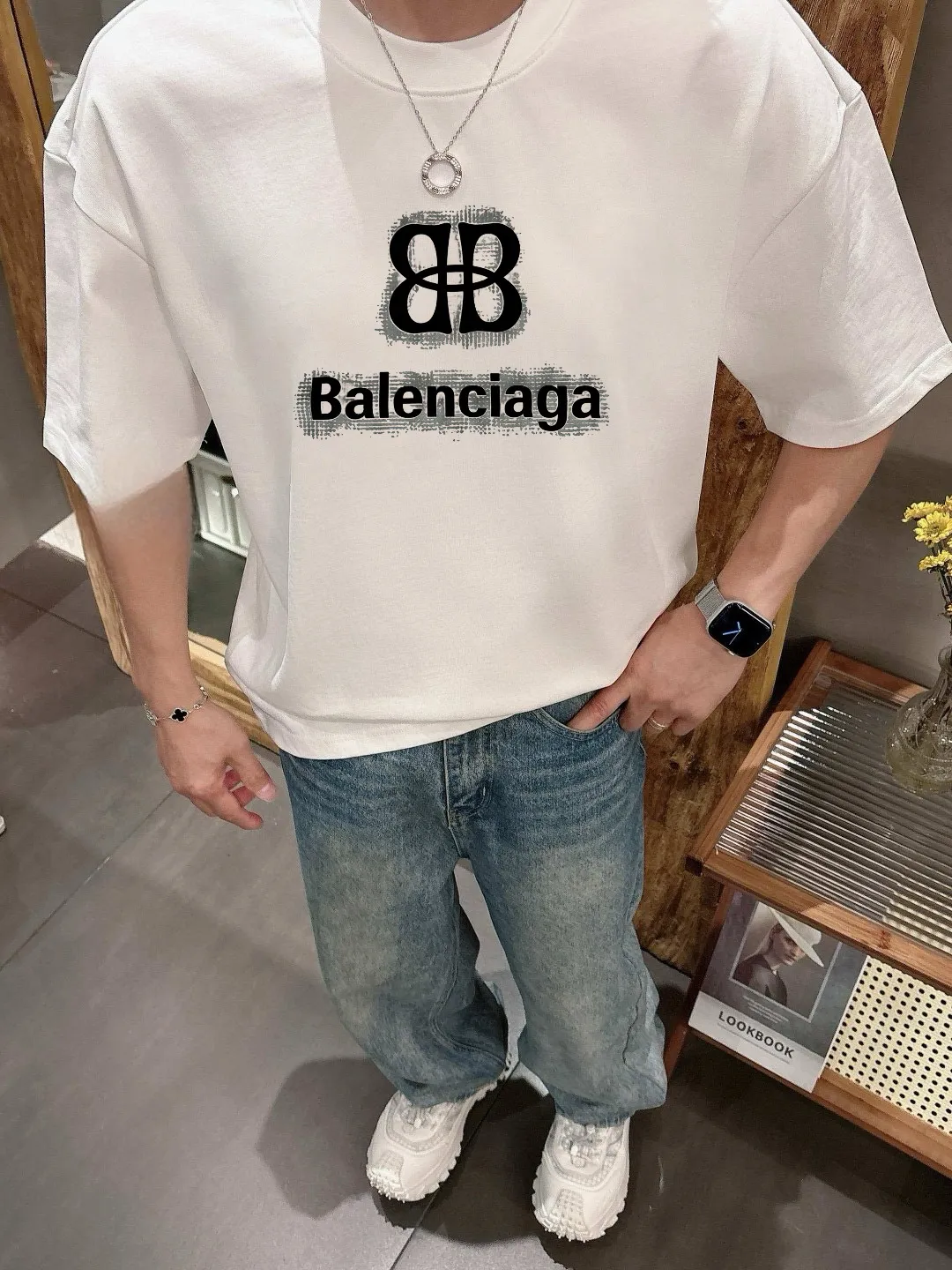 🅿️180 Paris Home 2025 spring and summer new style first counter latest short-sleeved round neck T-shirt, high-end customization, avant-garde and fashionable design! The brand logo emphasizes craftsmanship and is designed with high-end custom fabrics. Soft to the touch. Comfortable to wear. Exquisite stitching at the counter level. Fine workmanship. The upper body effect is incomparably handsome! A must-have item for a stylish man! 😇 Size: S-XXL