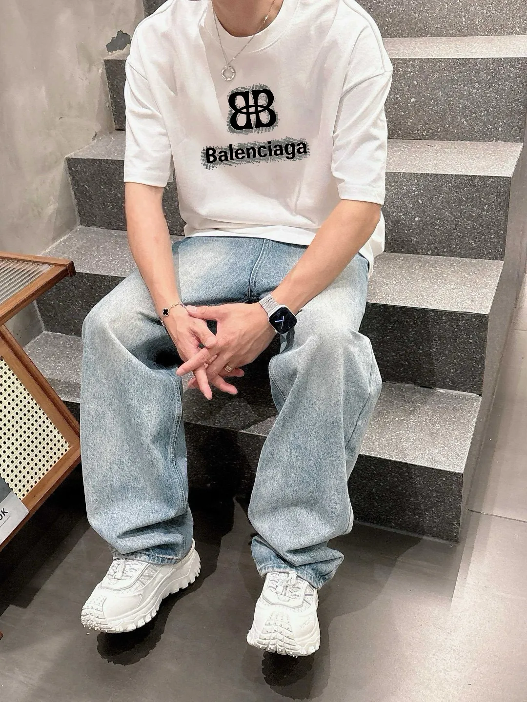 🅿️180 Paris Home 2025 spring and summer new style first counter latest short-sleeved round neck T-shirt, high-end customization, avant-garde and fashionable design! The brand logo emphasizes craftsmanship and is designed with high-end custom fabrics. Soft to the touch. Comfortable to wear. Exquisite stitching at the counter level. Fine workmanship. The upper body effect is incomparably handsome! A must-have item for a stylish man! 😇 Size: S-XXL