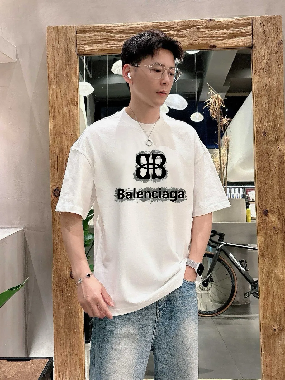 🅿️180 Paris Home 2025 spring and summer new style first counter latest short-sleeved round neck T-shirt, high-end customization, avant-garde and fashionable design! The brand logo emphasizes craftsmanship and is designed with high-end custom fabrics. Soft to the touch. Comfortable to wear. Exquisite stitching at the counter level. Fine workmanship. The upper body effect is incomparably handsome! A must-have item for a stylish man! 😇 Size: S-XXL