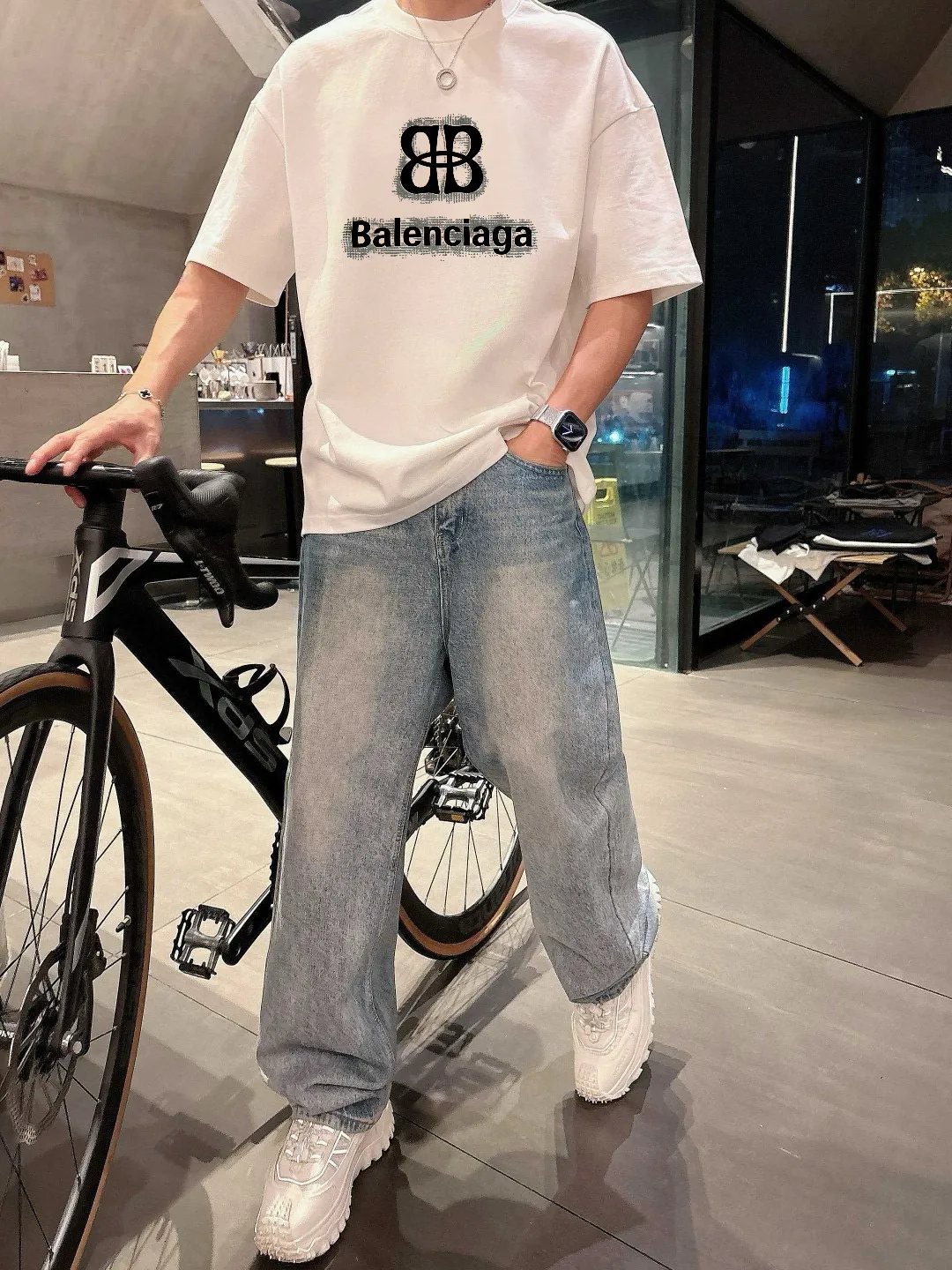 🅿️180 Paris Home 2025 spring and summer new style first counter latest short-sleeved round neck T-shirt, high-end customization, avant-garde and fashionable design! The brand logo emphasizes craftsmanship and is designed with high-end custom fabrics. Soft to the touch. Comfortable to wear. Exquisite stitching at the counter level. Fine workmanship. The upper body effect is incomparably handsome! A must-have item for a stylish man! 😇 Size: S-XXL