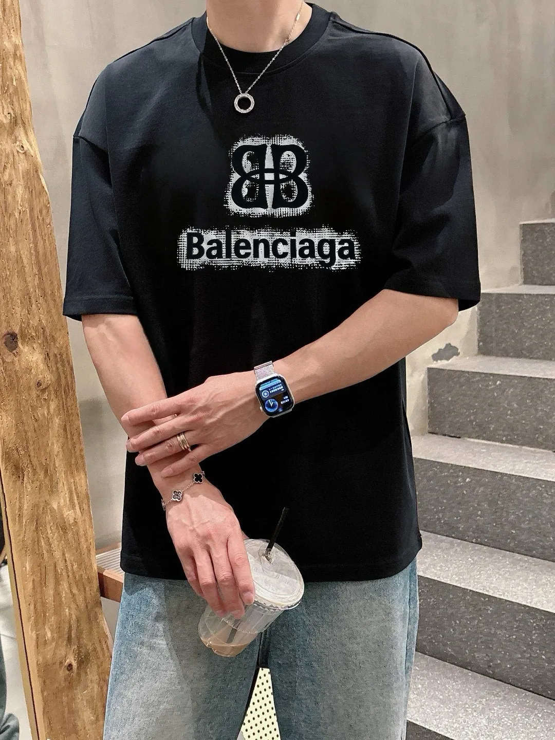 🅿️180 Paris Home 2025 spring and summer new style first counter latest short-sleeved round neck T-shirt, high-end customization, avant-garde and fashionable design! The brand logo emphasizes craftsmanship and is designed with high-end custom fabrics. Soft to the touch. Comfortable to wear. Exquisite stitching at the counter level. Fine workmanship. The upper body effect is incomparably handsome! A must-have item for a stylish man! 😇 Size: S-XXL