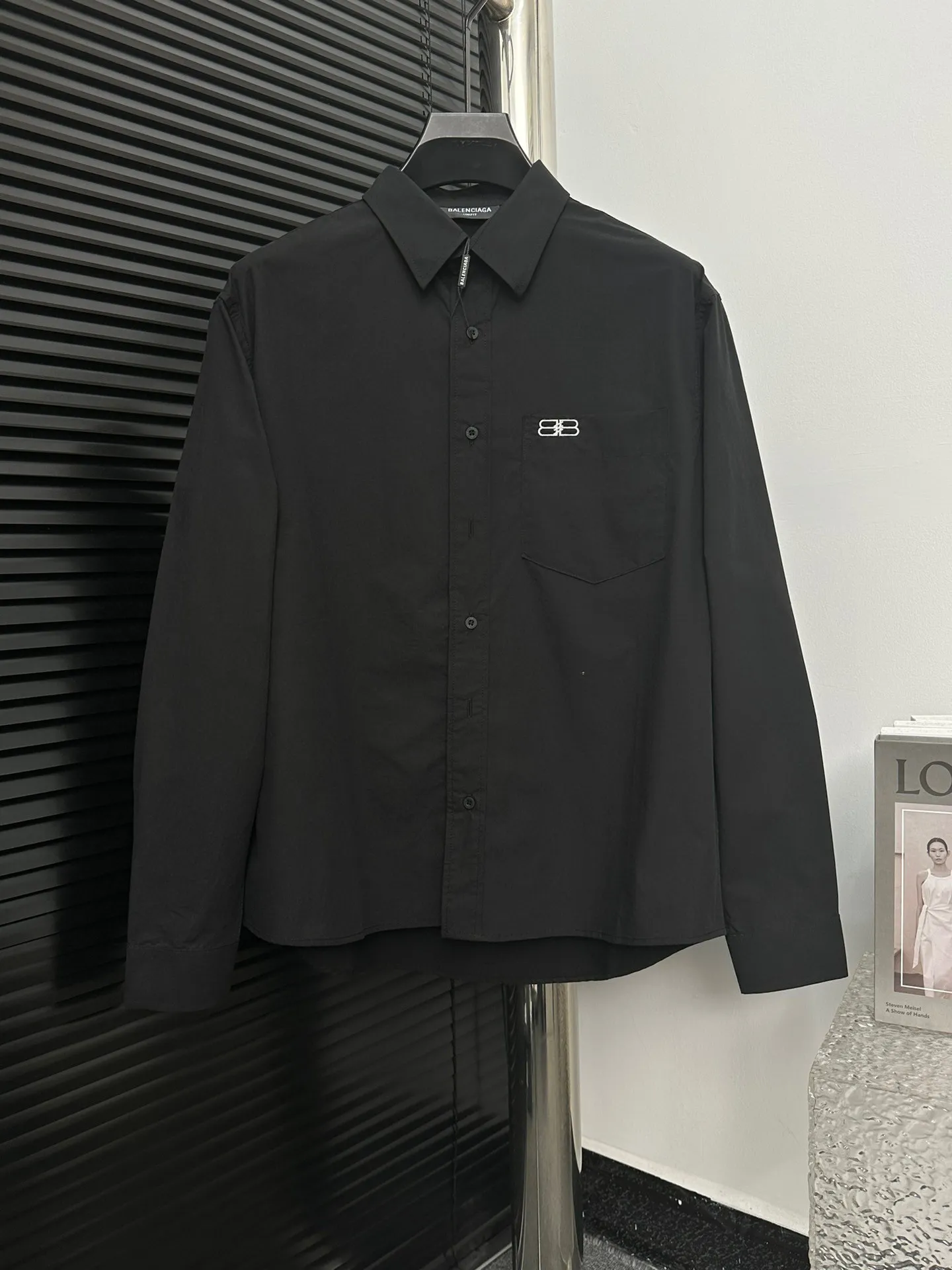 🅿️260 [BALENCIAG*] Paris 24ss early spring new shirt Original molded buttons BALENCIAG& font Imported machine classic LOGO embroidery on pockets Large letters on the back embroidered with up to 120,000 stitches Perfect detail processing 💯 Classic logo iron mark pattern The upper body is super good-looking Same style for men and women Size: S-XL