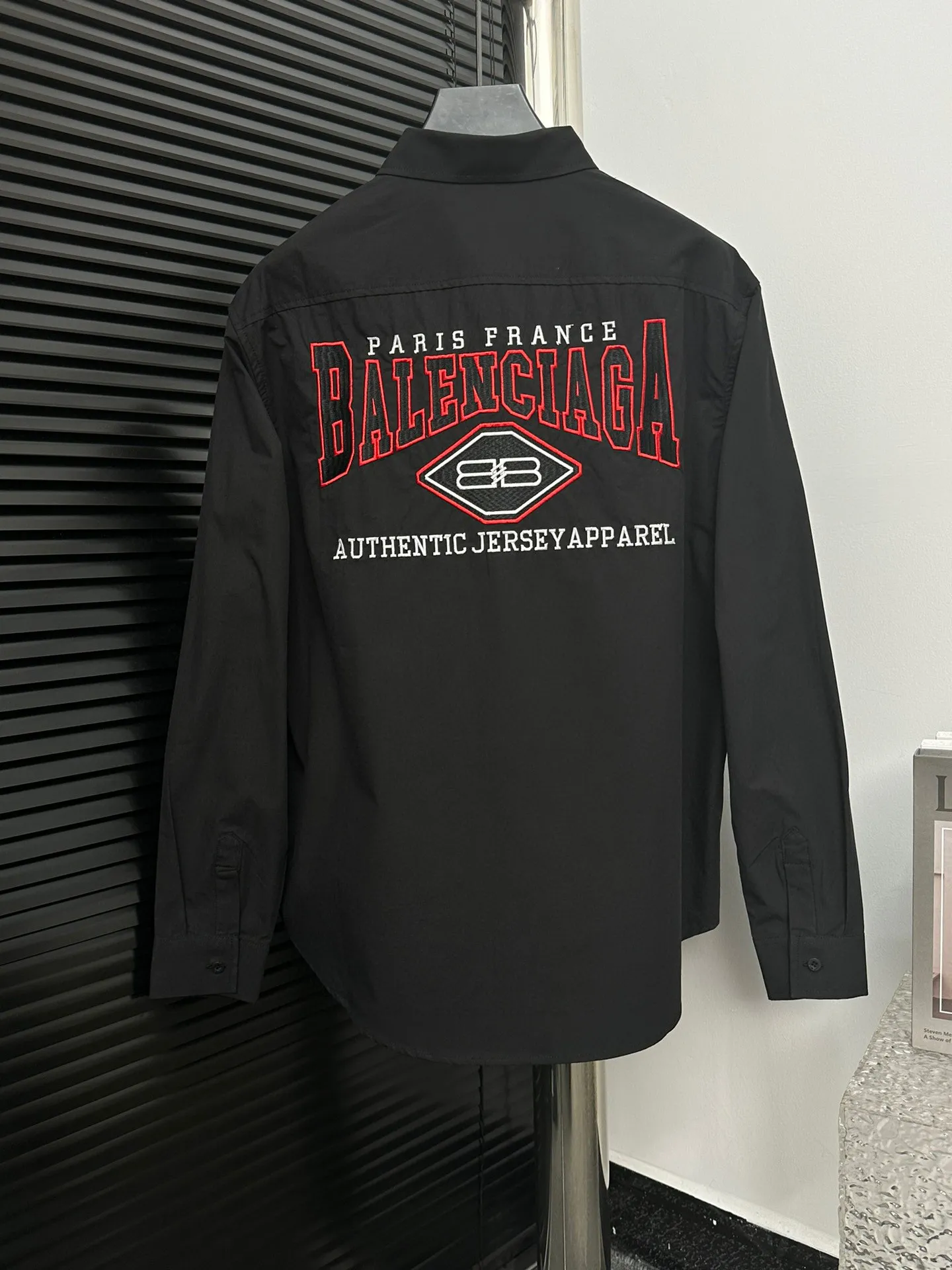 🅿️260 [BALENCIAG*] Paris 24ss early spring new shirt Original molded buttons BALENCIAG& font Imported machine classic LOGO embroidery on pockets Large letters on the back embroidered with up to 120,000 stitches Perfect detail processing 💯 Classic logo iron mark pattern The upper body is super good-looking Same style for men and women Size: S-XL