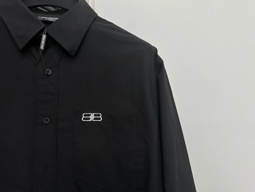 🅿️260 [BALENCIAG*] Paris 24ss early spring new shirt Original molded buttons BALENCIAG& font Imported machine classic LOGO embroidery on pockets Large letters on the back embroidered with up to 120,000 stitches Perfect detail processing 💯 Classic logo iron mark pattern The upper body is super good-looking Same style for men and women Size: S-XL