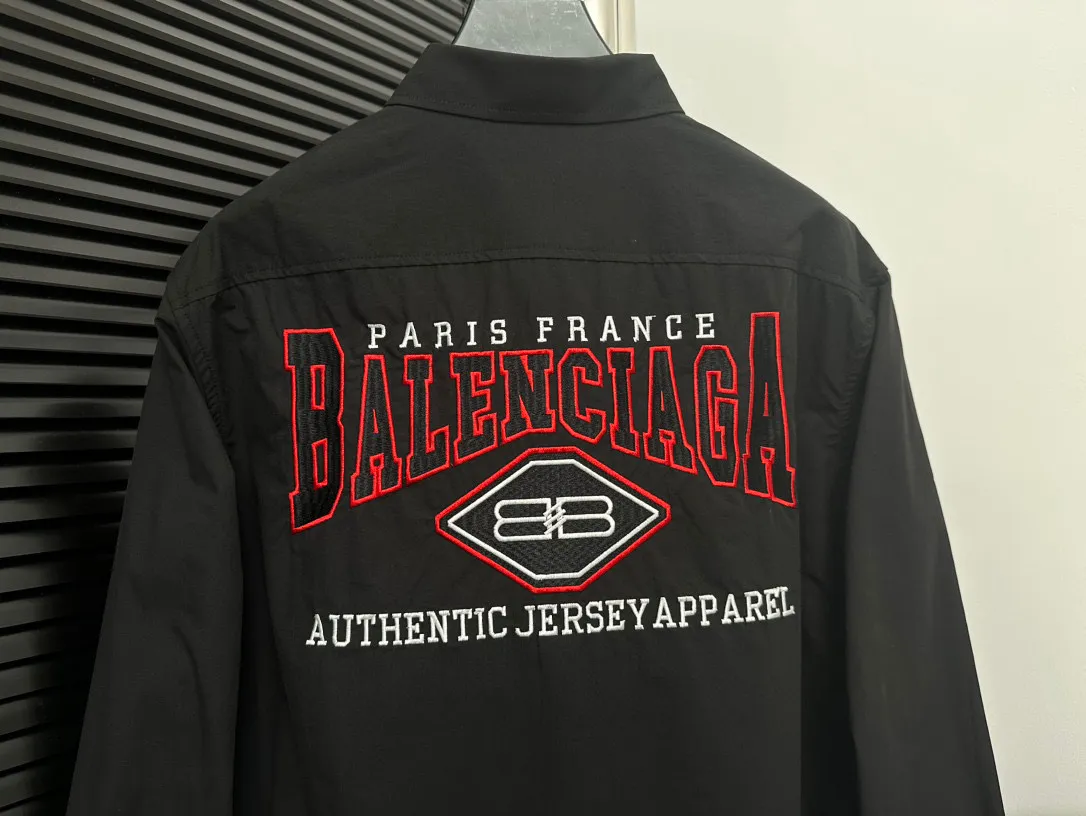🅿️260 [BALENCIAG*] Paris 24ss early spring new shirt Original molded buttons BALENCIAG& font Imported machine classic LOGO embroidery on pockets Large letters on the back embroidered with up to 120,000 stitches Perfect detail processing 💯 Classic logo iron mark pattern The upper body is super good-looking Same style for men and women Size: S-XL
