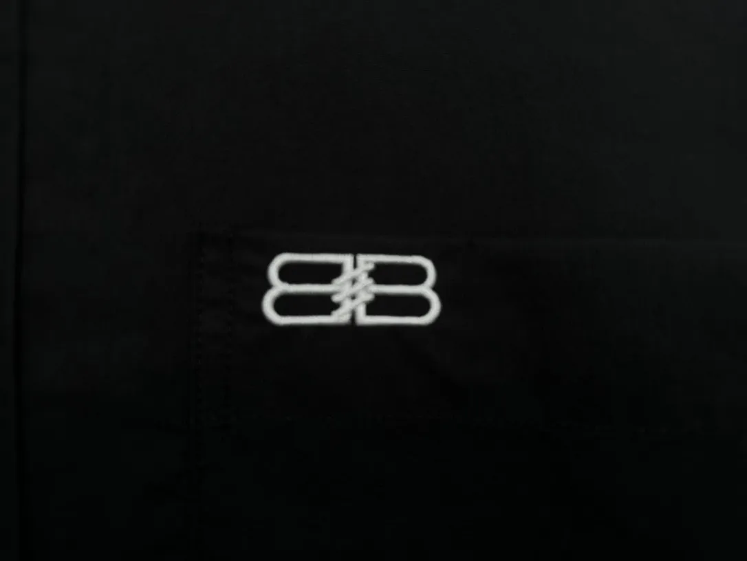 🅿️260 [BALENCIAG*] Paris 24ss early spring new shirt Original molded buttons BALENCIAG& font Imported machine classic LOGO embroidery on pockets Large letters on the back embroidered with up to 120,000 stitches Perfect detail processing 💯 Classic logo iron mark pattern The upper body is super good-looking Same style for men and women Size: S-XL
