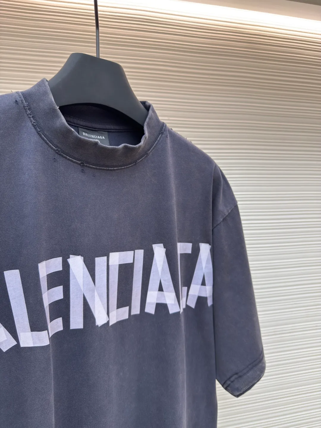 Balenciaga Masking Tape Short Sleeves ●Authentic product: Purchased and developed for 2799 ●Item No.: 1680269-A35 ●Fabric: Ribbed process ●Technology: Washed and brushed ●Version: Fitted version ●Weight: about 365 grams ●Size: 1-2-3-4 ●Description: The sleeves and hem are worn with a frayed effect. The lining is clean. No ends. No excess edges. The shoulders are frayed and the stitching is straight. Three-needle and five-thread craftsmanship. The shoulders are lined with taping. The fabric is made of distressed washed and brushed technology. The collar is designed with frayed holes. The ribbed fabric is custom-woven and dyed. The color is consistent and there is no color difference. Masking tape letters are used on the chest. The overall process of heavy craftsmanship. The washed fabric is comfortable and soft. The effect is worn and washed. The letters on the back are manually counter-positioned and shaped with a hot plate for glue printing. The overall wiring is straight and delicate, the fabric is comfortable and soft, and the color is consistent without color difference. It can be matched with the same style to create a fashionable look and control various occasions. Customized accessories, complete with three standards, same style for men and women!