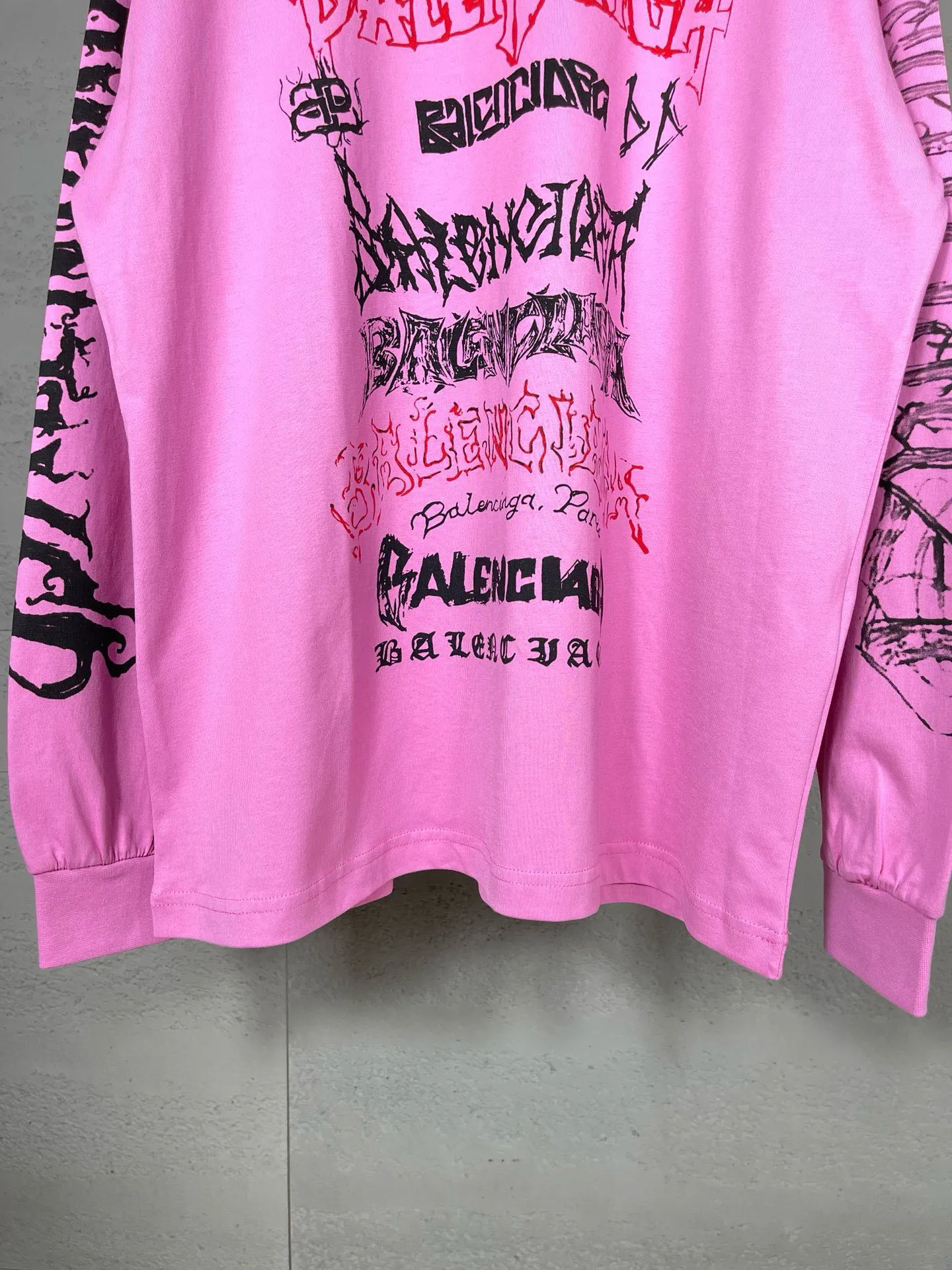 🅿️210 real photos [Top version. Official website quality] BALENCI*GA/Paris. 2024 new style. Year of the Dragon limited print long-sleeved T-shirt, synchronized with brick cabinets. Developed genuine product at the first time, enjoy printing and comparison! The fabric is made of Paris ZP custom-woven and dyed cotton double yarn. Weighing 260 grams, the cloth surface is clean. The cloth pattern is clear, soft and comfortable. The threads are dyed with no color difference. The classic LOGO is made of environmentally friendly imported materials, drawn silk flowers, with clear letters and three-dimensional effect. Restore the brick cabinet. Welcome to compare, the version adopts the OS loose shoulder version. Same style for men and women Coding: BL235035 Color: black, white, pink Size: XS S M L