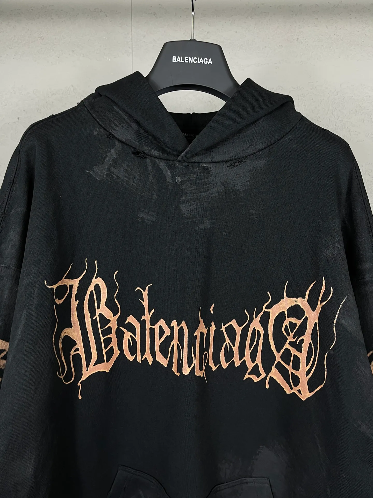 🅿️340 real photos [Top version. Official website quality] BALENCI*GA/Paris. 2024 latest Sanskrit letter LOGO hand-painted graffiti washed and worn hooded sweatshirt. Brick cabinet synchronization. ⚠️Difference market currency. YB development. Worn. Hand-painted consistent with ZP,‼ ️The fabric is made of Paris ZP custom-woven and dyed cotton terry sweatshirt. The weight is 450 grams. The cloth surface is clean. The cloth pattern is clear, soft and comfortable. The threads are dyed with no color difference. The printing process is extremely complex, and the garments are hand-painted, worn, and distressed, and the process is extremely heavy. Comparisons welcome. The version adopts OS loose shoulder design. Same style for men and women. Code: BL238007 Color: black blue Size: XS S M L
