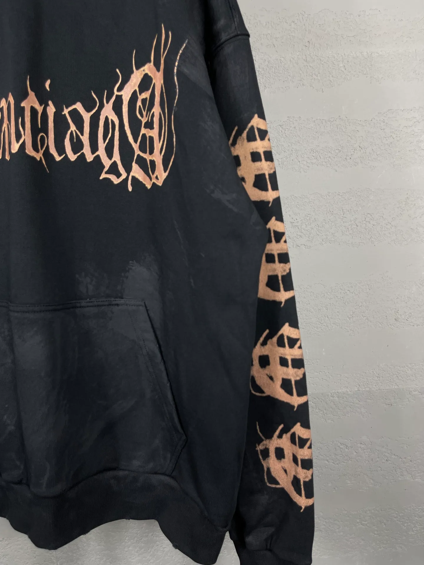 🅿️340 real photos [Top version. Official website quality] BALENCI*GA/Paris. 2024 latest Sanskrit letter LOGO hand-painted graffiti washed and worn hooded sweatshirt. Brick cabinet synchronization. ⚠️Difference market currency. YB development. Worn. Hand-painted consistent with ZP,‼ ️The fabric is made of Paris ZP custom-woven and dyed cotton terry sweatshirt. The weight is 450 grams. The cloth surface is clean. The cloth pattern is clear, soft and comfortable. The threads are dyed with no color difference. The printing process is extremely complex, and the garments are hand-painted, worn, and distressed, and the process is extremely heavy. Comparisons welcome. The version adopts OS loose shoulder design. Same style for men and women. Code: BL238007 Color: black blue Size: XS S M L