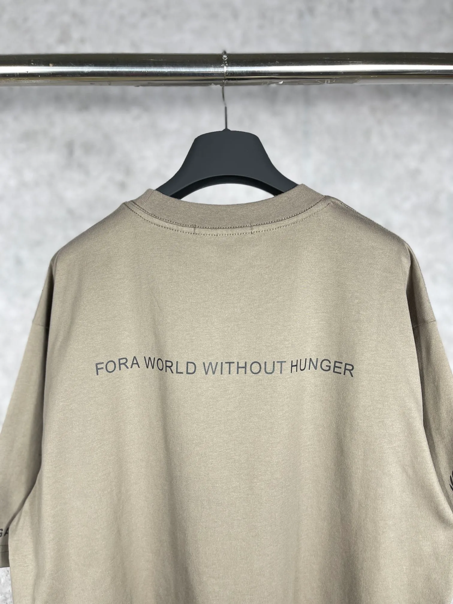 🅿️170 real photos [Top version. Official website quality] BALENCIAGA/Balenciaga WFP4044 World Food Agency charity limited edition #short-sleeved T-shirt. The fabric is made of Paris ZP custom-woven and dyed cotton double yarn. Weighing 260 grams, the cloth surface is clean. The cloth pattern is clear, soft and comfortable. The ribbing is dyed with no color difference. The classic pattern printing uses environmentally friendly imported glue and precision stencils. The letters are clear. No burrs. The three-dimensional effect is strong. The version adopts the OS loose shoulder version. The same style for men and women. Coding: BL223030 Color: white, black, coffee Size: XS S M L