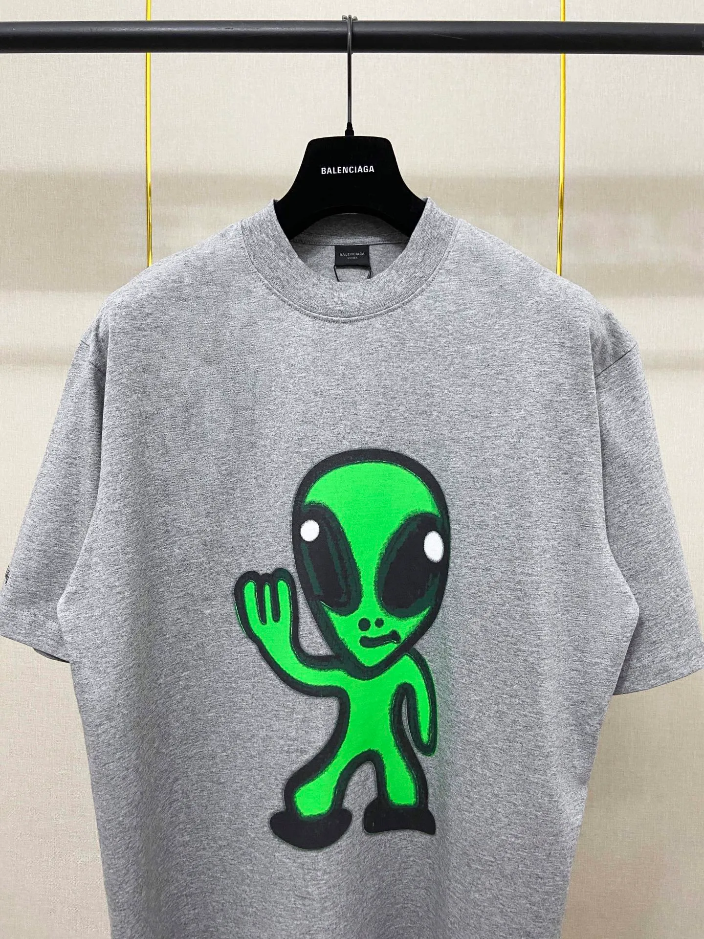 🅿️180 9196# Actual photo top version [[BALENCIA*GA] official website quality Paris new alien front panel smiley face print luminous effect short-sleeved T-shirt OS version loose dropped shoulders Unisex fabric: 260g 100% cotton double yarn Technology: front and rear digital direct injection right sleeve embroidery garment wash shaping solid color Color: black off-white floral gray Size: XS S M L
