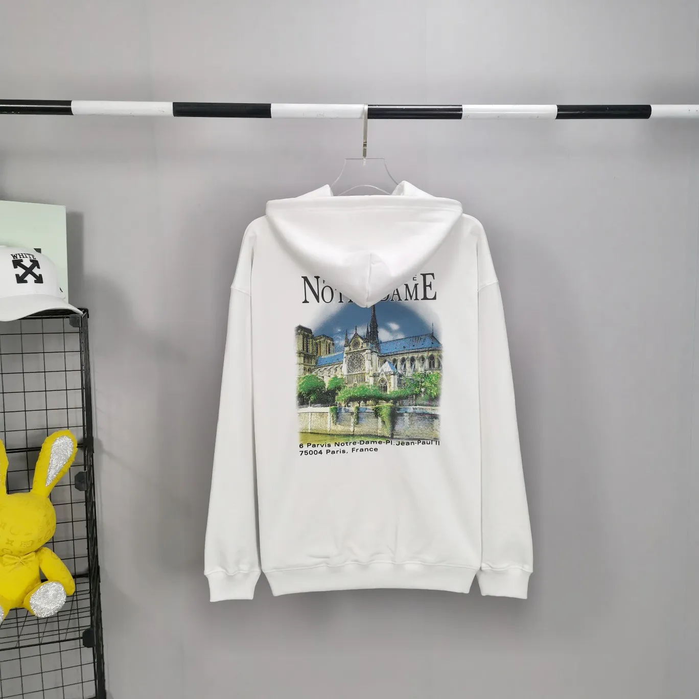 Top tested version BALENCIAGA Balenciaga Sacred Heart Cathedral Garden Notre Dame Castle loose pure cotton men and women couples the same style autumn and winter pure cotton hoodie hooded sweatshirt top quality, each piece has been garment washed. The printing process adopts Kornit Digital 7-color direct printing, which restores the picture quality in high definition. People, trees and buildings are clearly visible and layered. Letter printing details are processed without tooth edges! The cost of front and back printing is enough to buy a box of good cigarettes. Details are as shown in the picture, all products are visually photographed without any modification! The fabric is made of 480g combed cotton terry fabric, which is heavy-weight and has a full drape. The most important thing is that while ensuring the weight, it can also effectively exert its breathable and breathable effect! Exclusive quality shipment Original fabric Self-adhesive coding Counter tag Size: XS-L Color: Black White P: 480