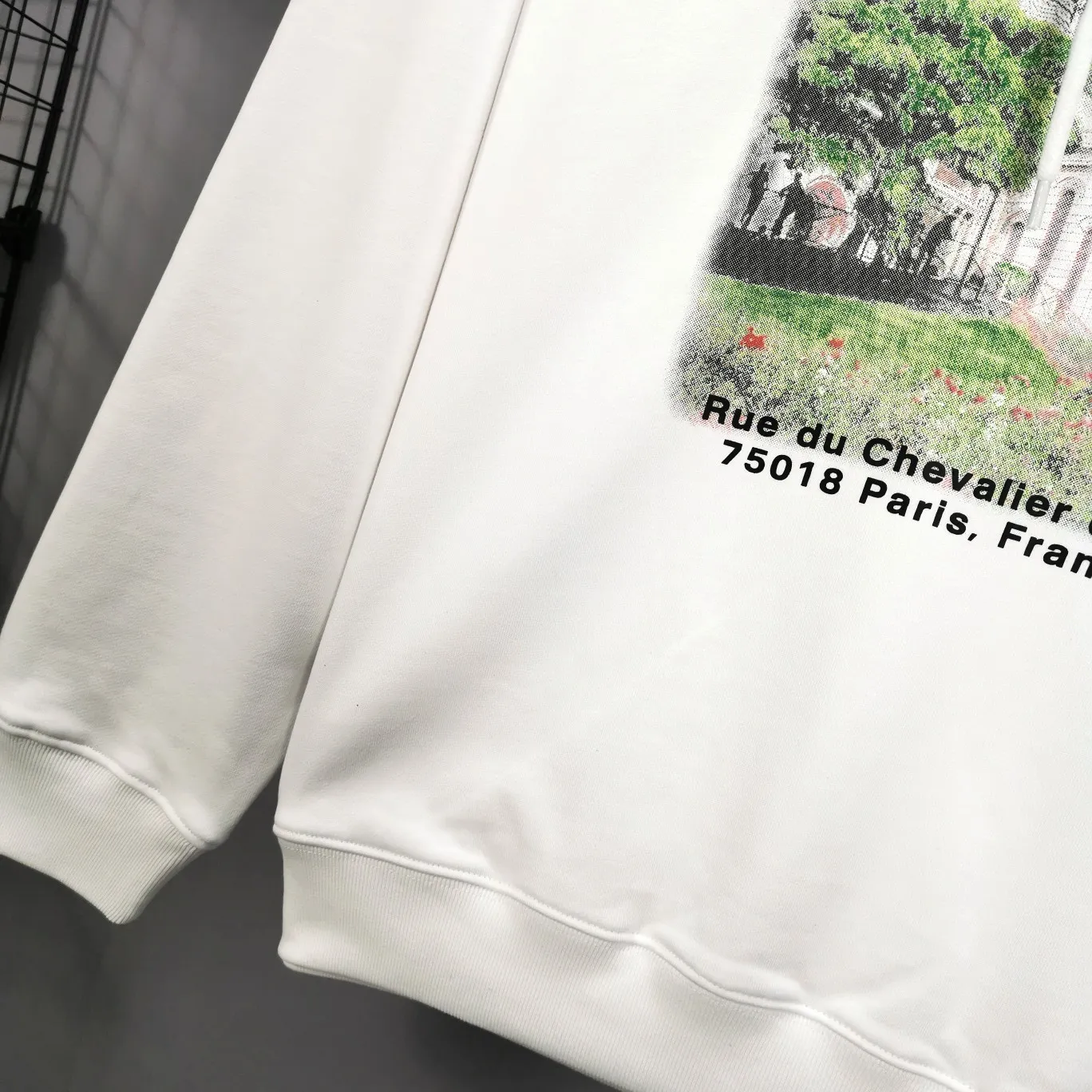 Top tested version BALENCIAGA Balenciaga Sacred Heart Cathedral Garden Notre Dame Castle loose pure cotton men and women couples the same style autumn and winter pure cotton hoodie hooded sweatshirt top quality, each piece has been garment washed. The printing process adopts Kornit Digital 7-color direct printing, which restores the picture quality in high definition. People, trees and buildings are clearly visible and layered. Letter printing details are processed without tooth edges! The cost of front and back printing is enough to buy a box of good cigarettes. Details are as shown in the picture, all products are visually photographed without any modification! The fabric is made of 480g combed cotton terry fabric, which is heavy-weight and has a full drape. The most important thing is that while ensuring the weight, it can also effectively exert its breathable and breathable effect! Exclusive quality shipment Original fabric Self-adhesive coding Counter tag Size: XS-L Color: Black White P: 480