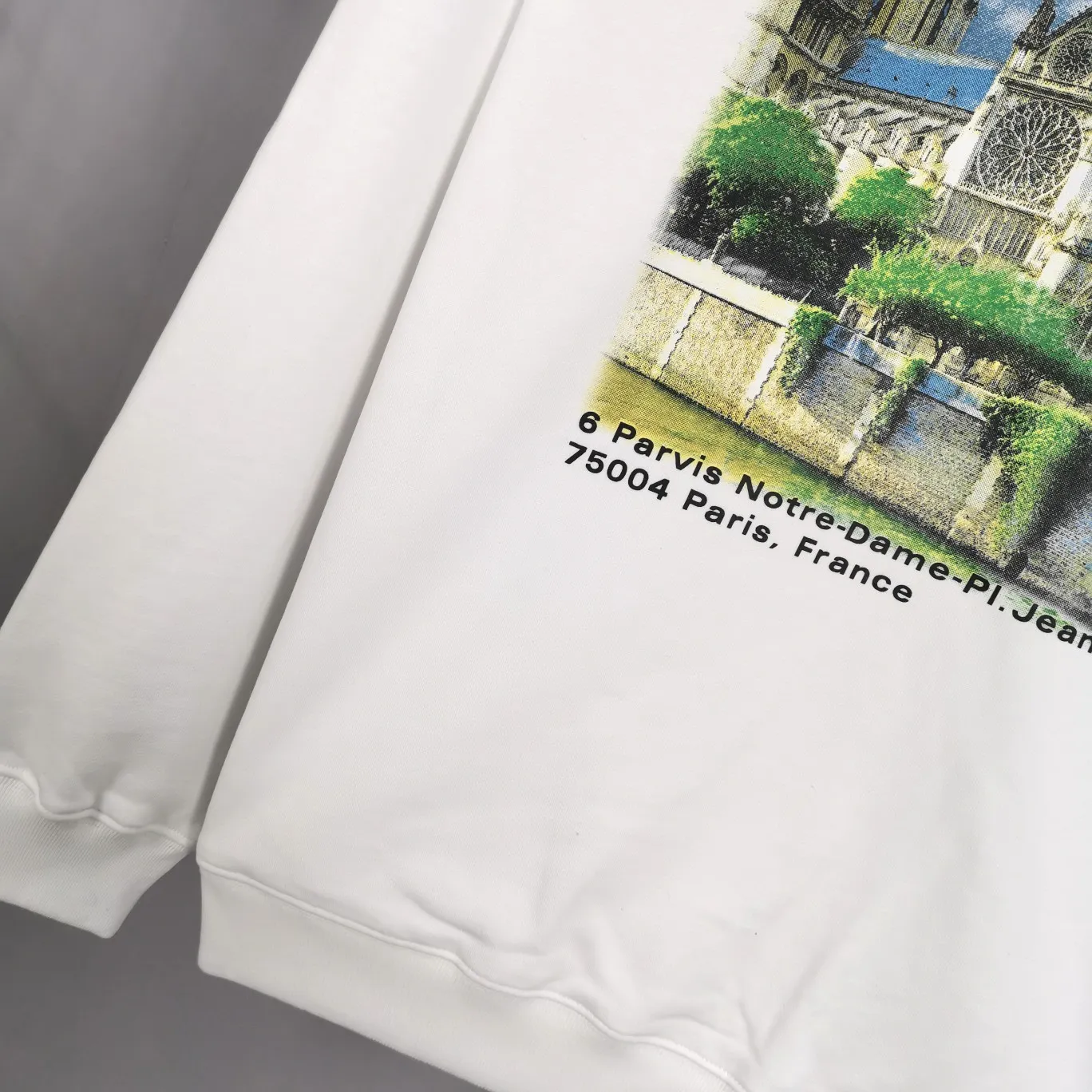 Top tested version BALENCIAGA Balenciaga Sacred Heart Cathedral Garden Notre Dame Castle loose pure cotton men and women couples the same style autumn and winter pure cotton hoodie hooded sweatshirt top quality, each piece has been garment washed. The printing process adopts Kornit Digital 7-color direct printing, which restores the picture quality in high definition. People, trees and buildings are clearly visible and layered. Letter printing details are processed without tooth edges! The cost of front and back printing is enough to buy a box of good cigarettes. Details are as shown in the picture, all products are visually photographed without any modification! The fabric is made of 480g combed cotton terry fabric, which is heavy-weight and has a full drape. The most important thing is that while ensuring the weight, it can also effectively exert its breathable and breathable effect! Exclusive quality shipment Original fabric Self-adhesive coding Counter tag Size: XS-L Color: Black White P: 480