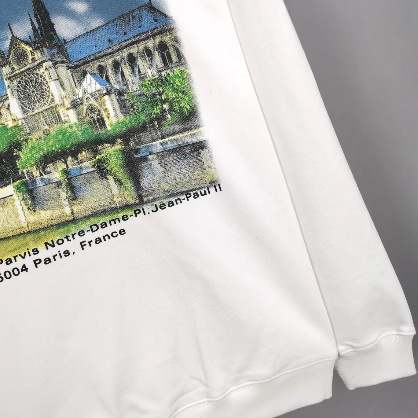 Top tested version BALENCIAGA Balenciaga Sacred Heart Cathedral Garden Notre Dame Castle loose pure cotton men and women couples the same style autumn and winter pure cotton hoodie hooded sweatshirt top quality, each piece has been garment washed. The printing process adopts Kornit Digital 7-color direct printing, which restores the picture quality in high definition. People, trees and buildings are clearly visible and layered. Letter printing details are processed without tooth edges! The cost of front and back printing is enough to buy a box of good cigarettes. Details are as shown in the picture, all products are visually photographed without any modification! The fabric is made of 480g combed cotton terry fabric, which is heavy-weight and has a full drape. The most important thing is that while ensuring the weight, it can also effectively exert its breathable and breathable effect! Exclusive quality shipment Original fabric Self-adhesive coding Counter tag Size: XS-L Color: Black White P: 480
