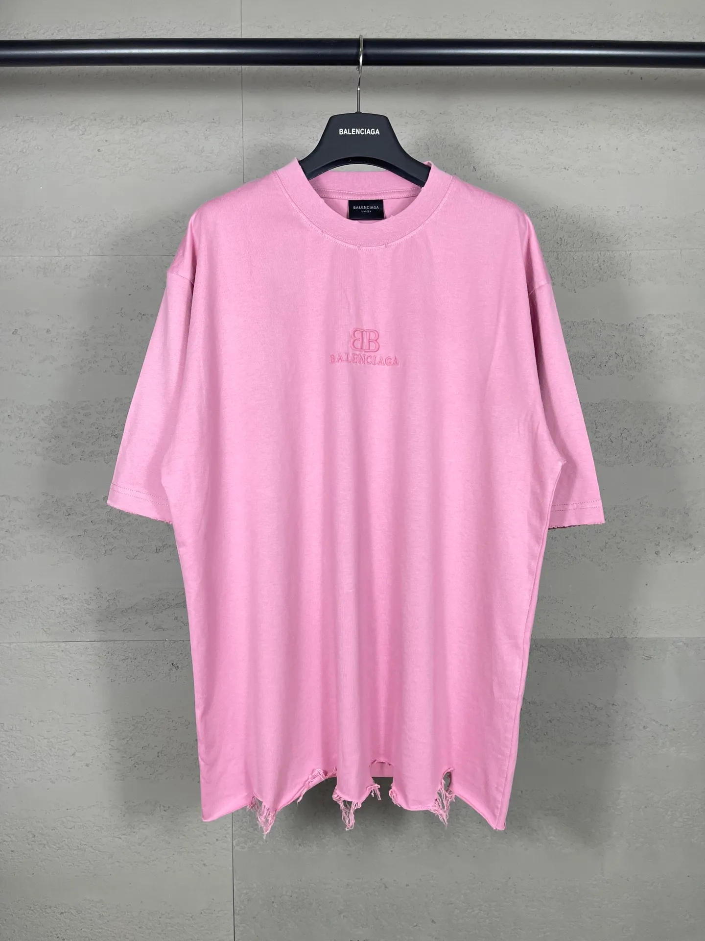 🅿️186 Actual pictures [Top version. Official website quality] BALENCI*GA/Paris BALENCI*GA# New model, classic LOGO embroidery, water-worn and damaged, distressed short-sleeved T-shirt. It is synchronized with the brick cabinet. The old and worn ZP is the same, welcome to compare. The fabric is made of Paris ZP custom-woven and dyed 100% cotton double-yarn compact cotton. The weight is 260 grams. The cloth surface is clean. The cloth pattern is clear. Soft and comfortable. Good color fastness. Not easy to change color. The threads are woven and dyed with no color difference. The embroidery uses a Tajima embroidery machine, the letters are three-dimensional, and the ready-made garments are washed, worn and worn, and are extremely heavy-duty. Jubie market makes goods based on pictures. Comparisons welcome. Restore brick cabinet. The version adopts OS loose shoulder version. Same style for men and women. Code: BL223382 Color: Black. Pink Size: XS to L
