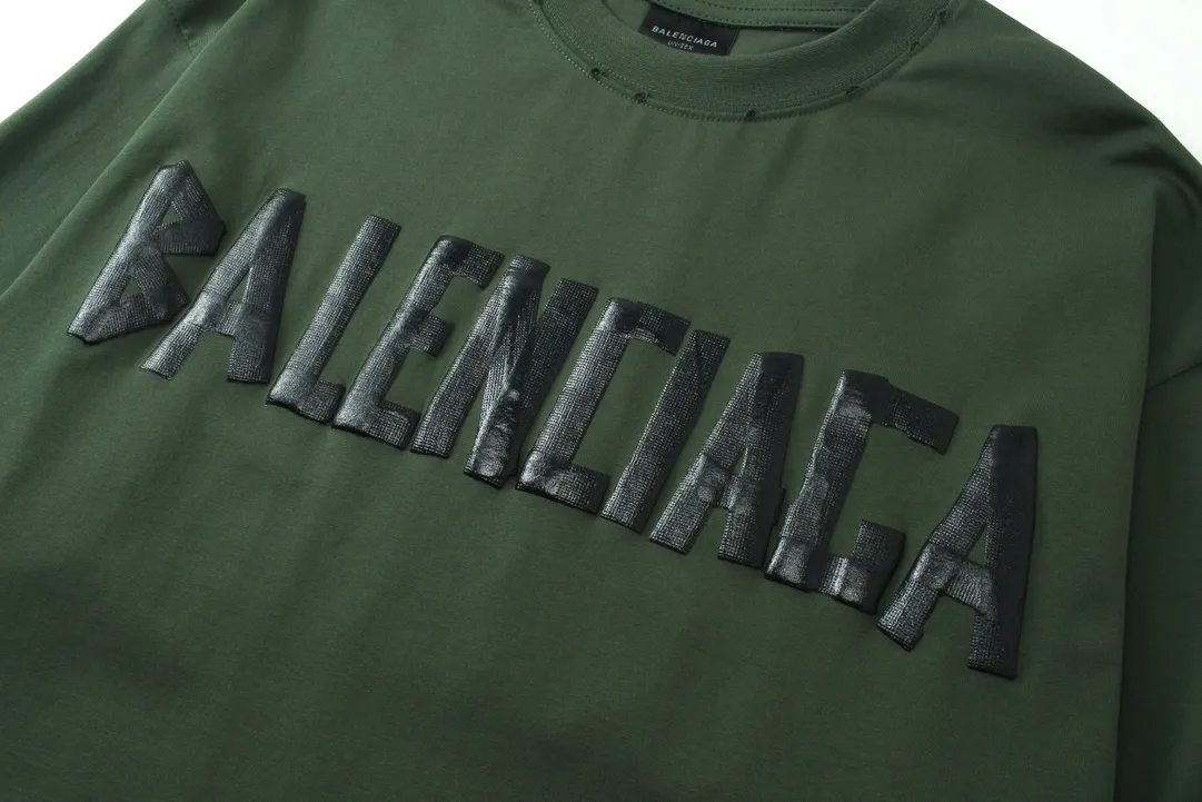 🅿️216 Real photos [Top version. Official website quality] BALENCI*GA/Paris. 23ss latest classic model. Front and rear tape direct printing. Ready-to-wear washed and worn long-sleeved T-shirt. Genuine product developed at the first time, brick cabinet synchronization. Welcome to compare. The fabric is made of Paris ZP custom-woven and dyed 100% cotton with double-yarn compact cotton. The weight is 260 grams. The cloth surface is clean. The cloth pattern is clear, soft and comfortable, and the threads are dyed with no color difference. The classic pattern is directly sprayed by a direct injection machine. Environmentally friendly imported materials, three-dimensional effect. Restored brick cabinet. The garments were washed and aged, and polished by many hands. Produced by ultra-heavy craftsmanship, the market currency is very different, welcome to compare. The version adopts OS loose shoulder design. The same style for men and women. Code: BL225003 Color: dark blue gray, off-white, burgundy, green, black blue, fog blue Size: XS S M L