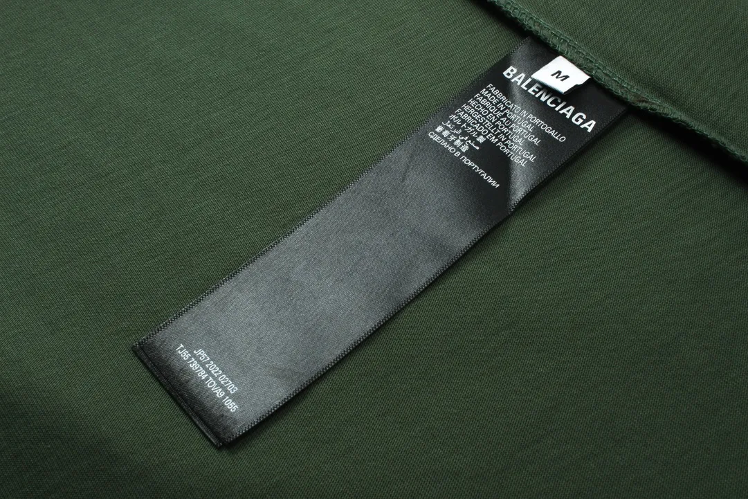 🅿️216 Real photos [Top version. Official website quality] BALENCI*GA/Paris. 23ss latest classic model. Front and rear tape direct printing. Ready-to-wear washed and worn long-sleeved T-shirt. Genuine product developed at the first time, brick cabinet synchronization. Welcome to compare. The fabric is made of Paris ZP custom-woven and dyed 100% cotton with double-yarn compact cotton. The weight is 260 grams. The cloth surface is clean. The cloth pattern is clear, soft and comfortable, and the threads are dyed with no color difference. The classic pattern is directly sprayed by a direct injection machine. Environmentally friendly imported materials, three-dimensional effect. Restored brick cabinet. The garments were washed and aged, and polished by many hands. Produced by ultra-heavy craftsmanship, the market currency is very different, welcome to compare. The version adopts OS loose shoulder design. The same style for men and women. Code: BL225003 Color: dark blue gray, off-white, burgundy, green, black blue, fog blue Size: XS S M L
