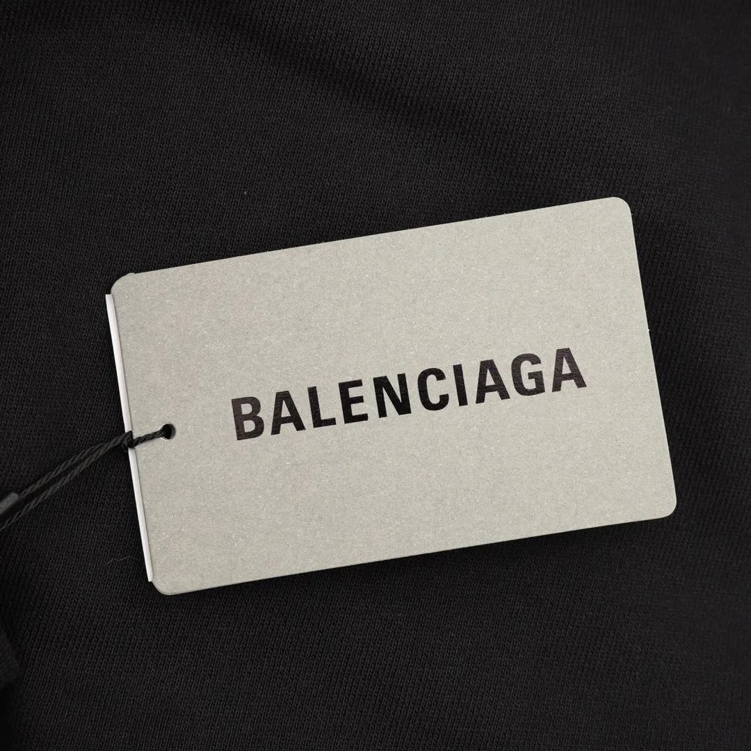 🅿️580 balenciaga/Balenciaga hot diamond mother-in-law hooded sweatshirt uses 26-count pure cotton double yarn plain weave, 580G double yarn combed pure cotton high-end dust-free fabric, 21-count double yarn flat machine rib, 18SJC yarn, 70D ultra-fine elastic stitching, nearly non-sensory routing, close-fitting and comfortable , analysis of the original ZP mold opening costing 7800+, the top enzyme washing hair removal process is not common in the market and is low-cost, the singeing plus hair eating process has a clear face, no burrs and dust, the face is lightly sanded, the hand feels delicate and soft, and the loose and large size is available. Size：S-L