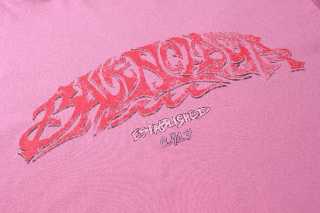 🅿️220 real photos [Top version. Official website quality] BALENCI*GA/Paris. 2024 latest flame graffiti direct-printed long-sleeved T-shirt. Brick cabinet synchronization. ⚠️Difference in market currency. YB development. The fabric is made of Paris ZP custom-woven and dyed 100% cotton double yarn compact cotton. The weight is 260 grams, the cloth surface is clean. The cloth pattern is clear, soft and comfortable. The threads are dyed with no color difference. The front and back printing adopts Kornit direct-printing printing pattern and adopts OS loose shoulder-dropping pattern. Same style for men and women. Code: BL225013 Color: dark gray blue, pink. Size: XS S M L