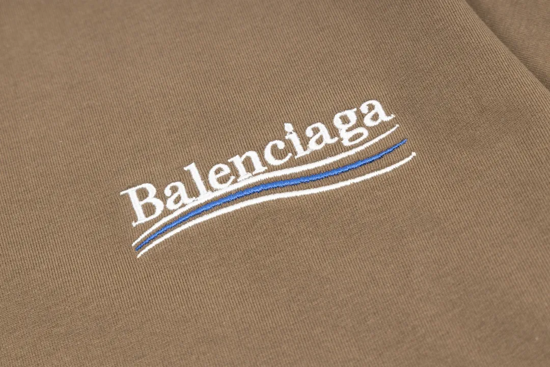 🅿️166 Detailed picture [Top version. Official website quality] BALENCI*GA/Paris#Classic.Coke embroidered short-sleeved T-shirt# The fabric is made of Paris ZP custom-woven and dyed cotton double yarn. Weighing 260 grams, the cloth surface is clean. The cloth pattern is clear, soft and comfortable. The threads are dyed with no color difference. The classic pattern embroidery uses an imported embroidery machine, and the embroidery thread color is embroidered according to the original color. It is produced according to the pictures in the special market. The letters are clear. The three-dimensional effect is strong. The version adopts the OS loose shoulder version. The same style for men and women. Coding: BL223028 Color: black. White. Dark gray. Brown. Light green. Purple. Off-white. Size: XS S M L