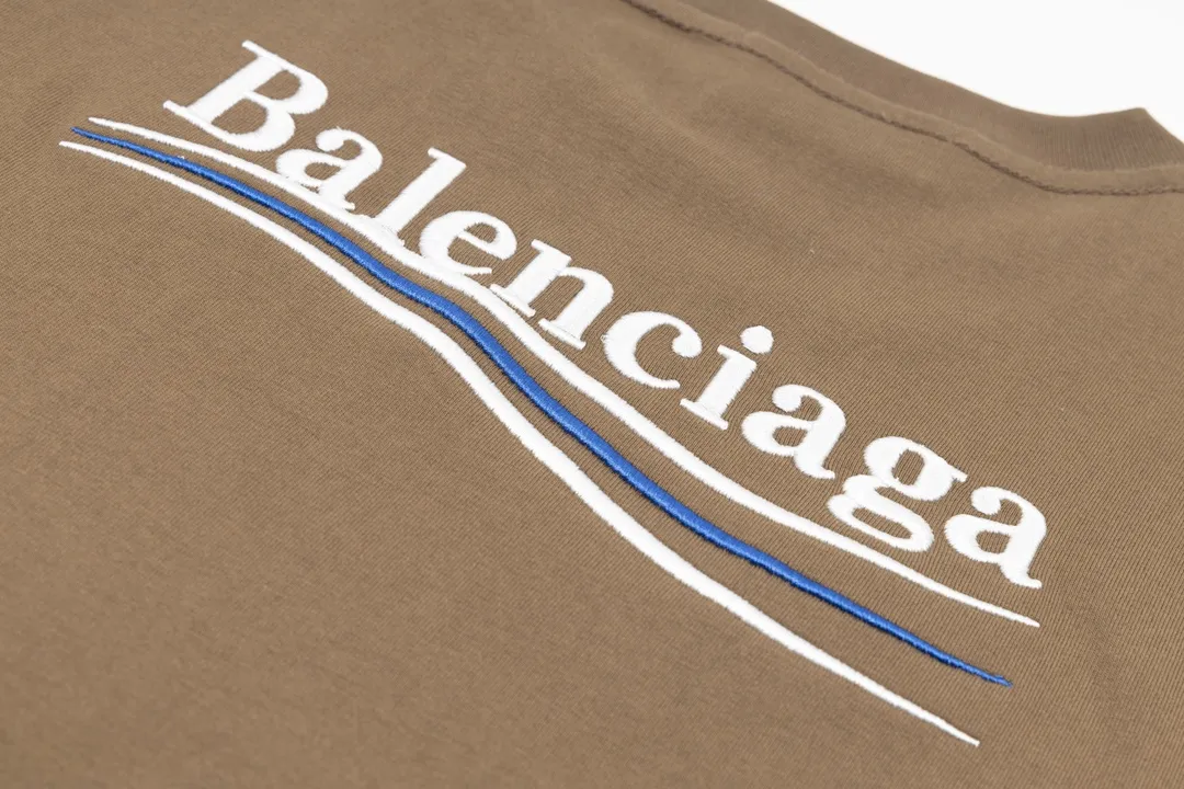 🅿️166 Detailed picture [Top version. Official website quality] BALENCI*GA/Paris#Classic.Coke embroidered short-sleeved T-shirt# The fabric is made of Paris ZP custom-woven and dyed cotton double yarn. Weighing 260 grams, the cloth surface is clean. The cloth pattern is clear, soft and comfortable. The threads are dyed with no color difference. The classic pattern embroidery uses an imported embroidery machine, and the embroidery thread color is embroidered according to the original color. It is produced according to the pictures in the special market. The letters are clear. The three-dimensional effect is strong. The version adopts the OS loose shoulder version. The same style for men and women. Coding: BL223028 Color: black. White. Dark gray. Brown. Light green. Purple. Off-white. Size: XS S M L