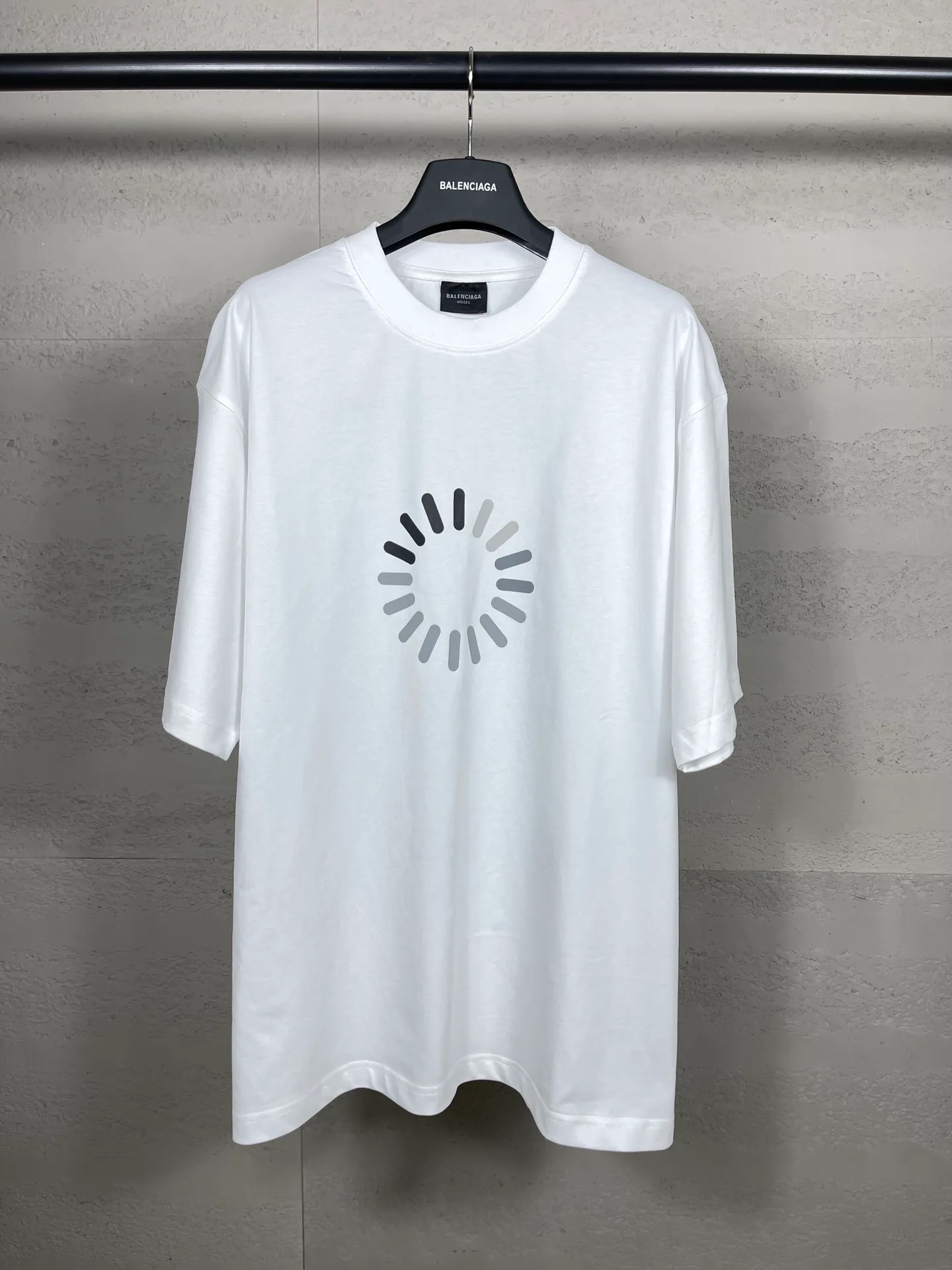 🅿️174 Actual pictures [Top version. Official website quality] BALENCI*GA/Paris. New style. Front and back gradient LOGO printed short-sleeved T-shirt: The fabric is made of Paris ZP custom-woven and dyed cotton double yarn. Weighing 260 grams, the cloth surface is clean. The cloth pattern is clear, soft and comfortable. The threads are dyed with no color difference. The printing uses environmentally friendly imported materials, the letters are clear and the effect is three-dimensional. The version adopts OS loose shoulder design. Same style for men and women. Code: BL223359 Color: White Size: XS to L