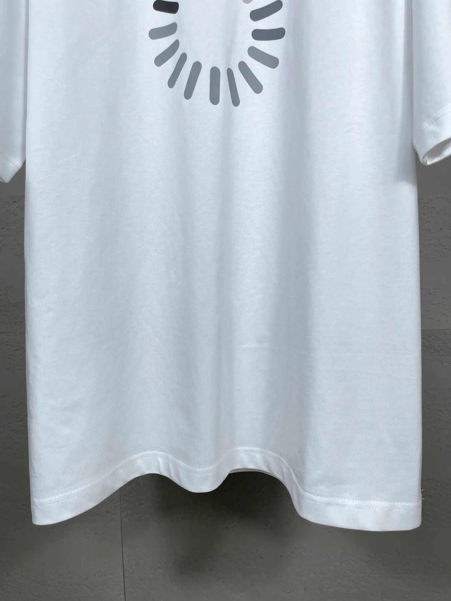 🅿️174 Actual pictures [Top version. Official website quality] BALENCI*GA/Paris. New style. Front and back gradient LOGO printed short-sleeved T-shirt: The fabric is made of Paris ZP custom-woven and dyed cotton double yarn. Weighing 260 grams, the cloth surface is clean. The cloth pattern is clear, soft and comfortable. The threads are dyed with no color difference. The printing uses environmentally friendly imported materials, the letters are clear and the effect is three-dimensional. The version adopts OS loose shoulder design. Same style for men and women. Code: BL223359 Color: White Size: XS to L
