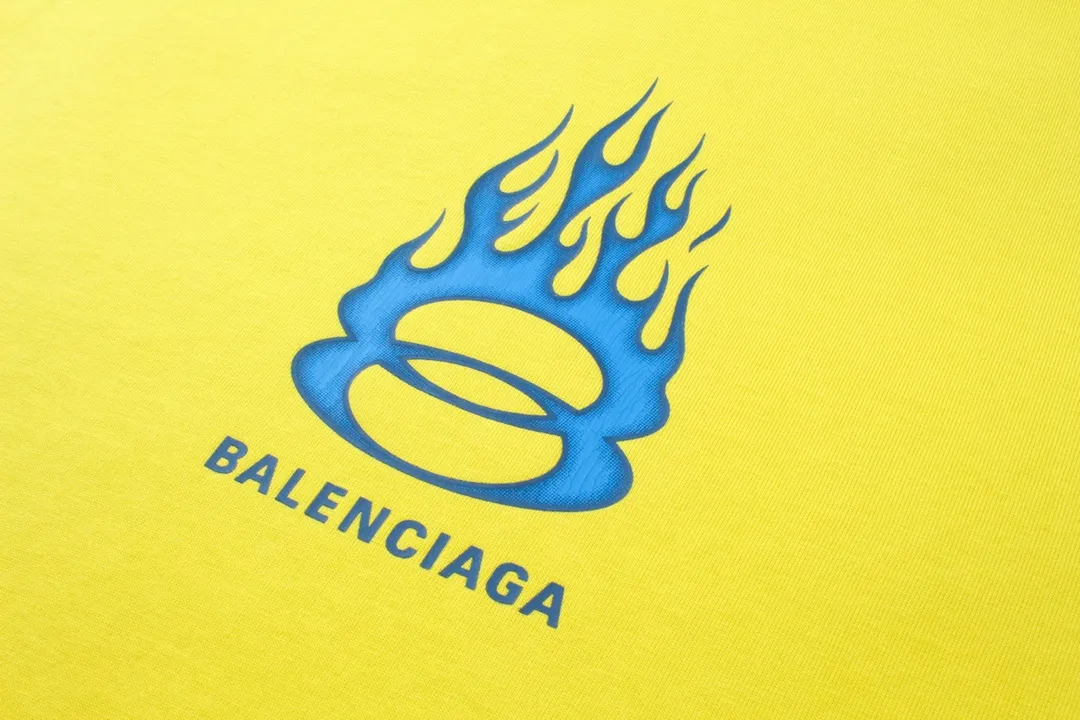 🅿️200 Detailed picture [Top version. Official website quality] BALENCI*GA/Paris#.2024#Double Ring# Flame Direct Injection Printed Washed and Distressed Short-sleeved T-shirt 2024 New Style. Genuine product developed at the first time, widely used in the market. Happy printing comparison! The fabric is made of Paris ZP custom-woven and dyed cotton double yarn. Weighing 260 grams, the cloth surface is clean. The cloth pattern is clear, soft and comfortable. The threads are dyed with no color difference. The printing uses environmentally friendly imported materials for direct printing, with clear patterns and three-dimensional effects. The entire garment is washed, distressed and worn. The version adopts OS loose shoulder design. Same style for men and women. Code: BL223376 Color: black, yellow, washed blue. Size: XS to L