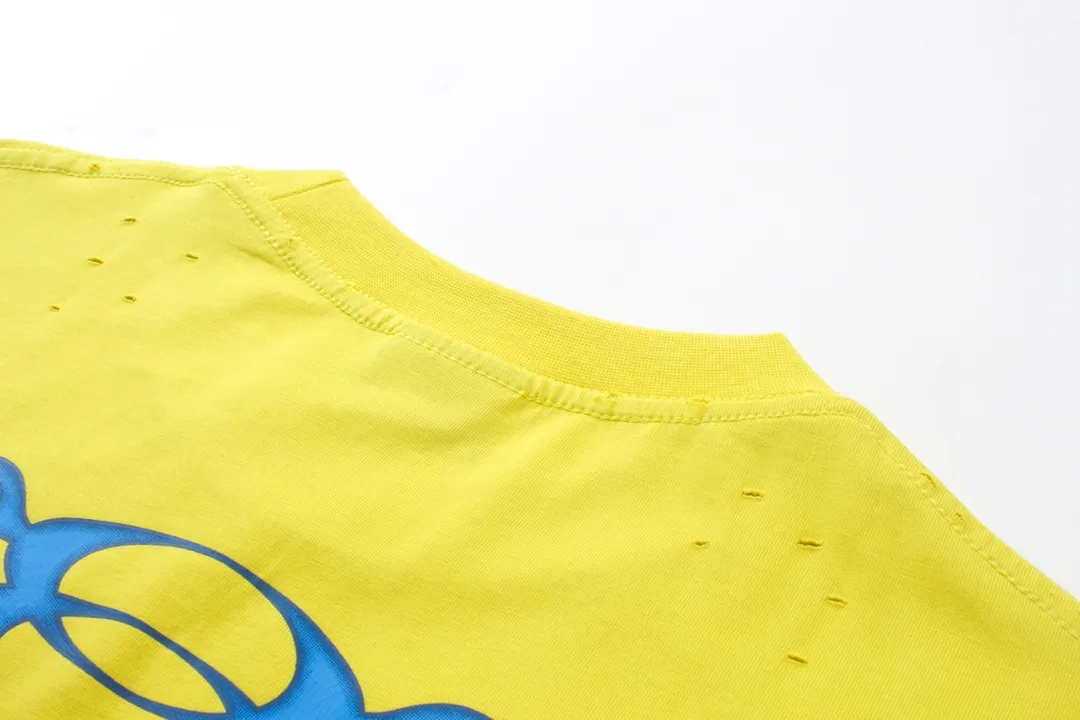 🅿️200 Detailed picture [Top version. Official website quality] BALENCI*GA/Paris#.2024#Double Ring# Flame Direct Injection Printed Washed and Distressed Short-sleeved T-shirt 2024 New Style. Genuine product developed at the first time, widely used in the market. Happy printing comparison! The fabric is made of Paris ZP custom-woven and dyed cotton double yarn. Weighing 260 grams, the cloth surface is clean. The cloth pattern is clear, soft and comfortable. The threads are dyed with no color difference. The printing uses environmentally friendly imported materials for direct printing, with clear patterns and three-dimensional effects. The entire garment is washed, distressed and worn. The version adopts OS loose shoulder design. Same style for men and women. Code: BL223376 Color: black, yellow, washed blue. Size: XS to L