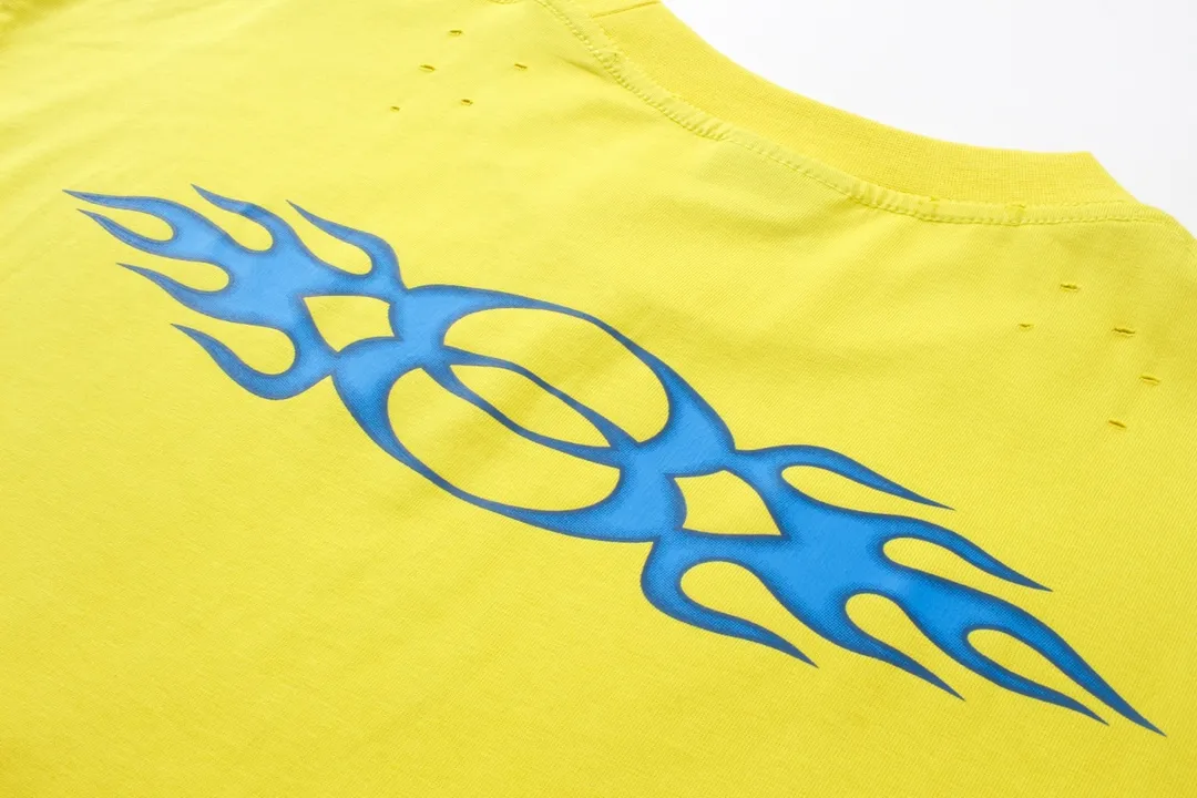 🅿️200 Detailed picture [Top version. Official website quality] BALENCI*GA/Paris#.2024#Double Ring# Flame Direct Injection Printed Washed and Distressed Short-sleeved T-shirt 2024 New Style. Genuine product developed at the first time, widely used in the market. Happy printing comparison! The fabric is made of Paris ZP custom-woven and dyed cotton double yarn. Weighing 260 grams, the cloth surface is clean. The cloth pattern is clear, soft and comfortable. The threads are dyed with no color difference. The printing uses environmentally friendly imported materials for direct printing, with clear patterns and three-dimensional effects. The entire garment is washed, distressed and worn. The version adopts OS loose shoulder design. Same style for men and women. Code: BL223376 Color: black, yellow, washed blue. Size: XS to L