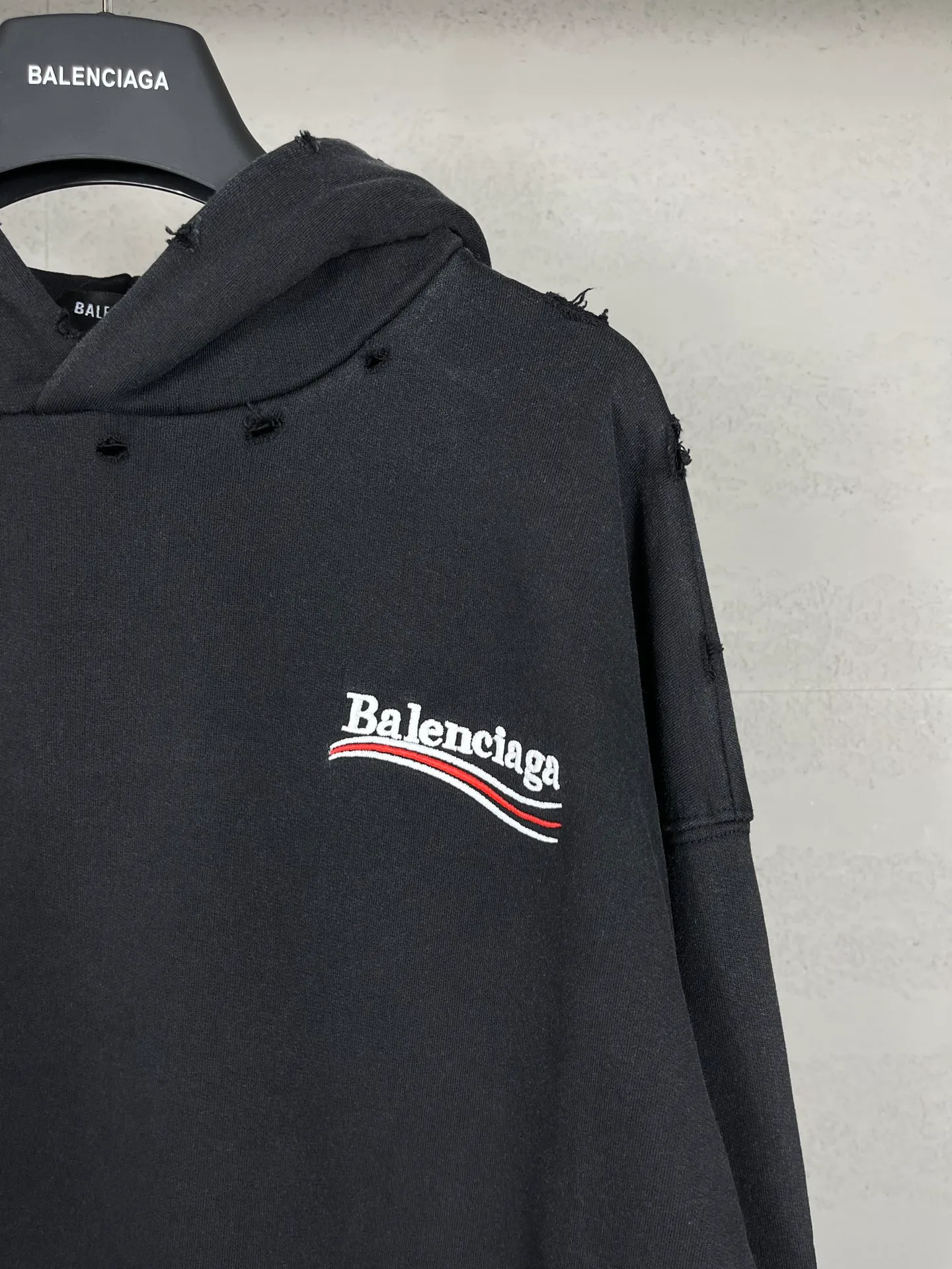 🅿️320 real photos [Top version. Official website quality] BALENCI*GA/Paris. Classic style. 22SS#BALENCI*GA#Coke wave flower embroidered ready-made garments washed and worn, worn and heavy craftsmanship hooded sweatshirt distressed. Autumn and winter brick cabinets are synchronized. The fabric is made of Paris ZP custom-woven and dyed cotton double-yarn David David sweater. The weight is 450 grams. The cloth surface is clean. The cloth pattern is clear, soft and comfortable. The threads are woven and dyed with no color difference. The classic letter LOGO is embroidered with a Tajima embroidery machine, and the letters are three-dimensional. The garment is washed. Heavy craftsmanship makes it old and retro. It is worn in many directions to restore the brick cabinet. The version adopts the OS loose shoulder style. Same style for men and women. Coding: BL238051 Color: Washed black Size: XS S M L