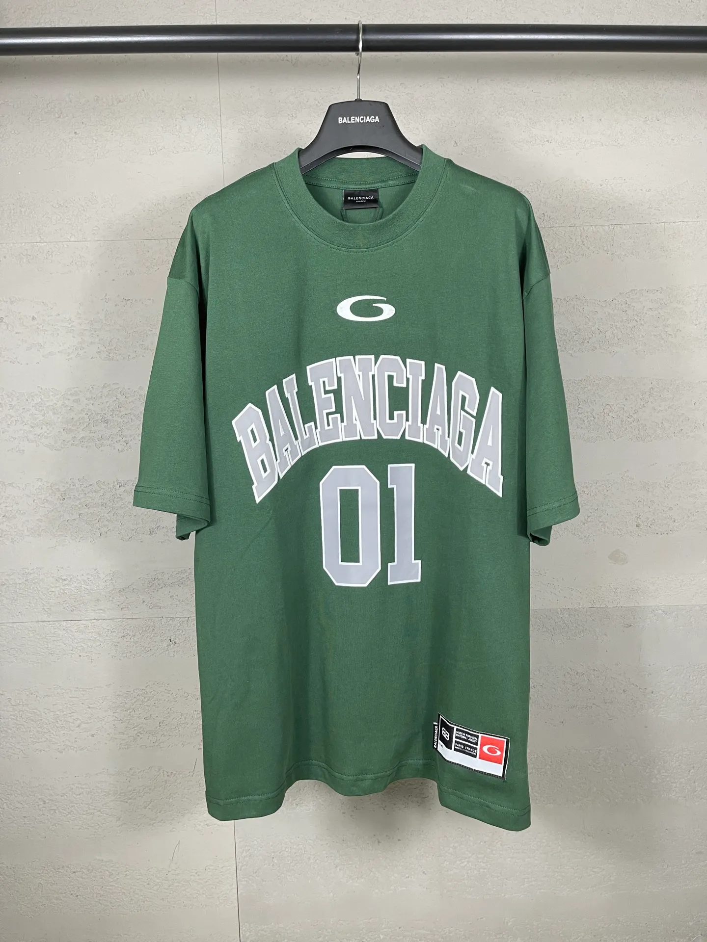 🅿️210 Actual pictures [Top version. Official website quality] BALENCI*GA/Paris.SS25 latest basketball uniform embroidered printed long-sleeved T-shirt. The front embroidery is embroidered and printed using a Tajima computer embroidery machine, the lower left corner is stamped, and the back piece is printed. Brick cabinets are synchronized. Genuine products are developed at the first time. The fabric is made of Paris ZP custom-woven and dyed cotton double yarn. Weighing 260 grams, the cloth surface is clean. The cloth pattern is clear, soft and comfortable. The threads are dyed with no color difference. The printing uses environmentally friendly imported materials, the letters are clear and the effect is three-dimensional. The version adopts OS loose shoulder design. Same style for men and women. Code: BL253626 Color: black, white, orchid, purple, yellow, green. Size: XS S M L