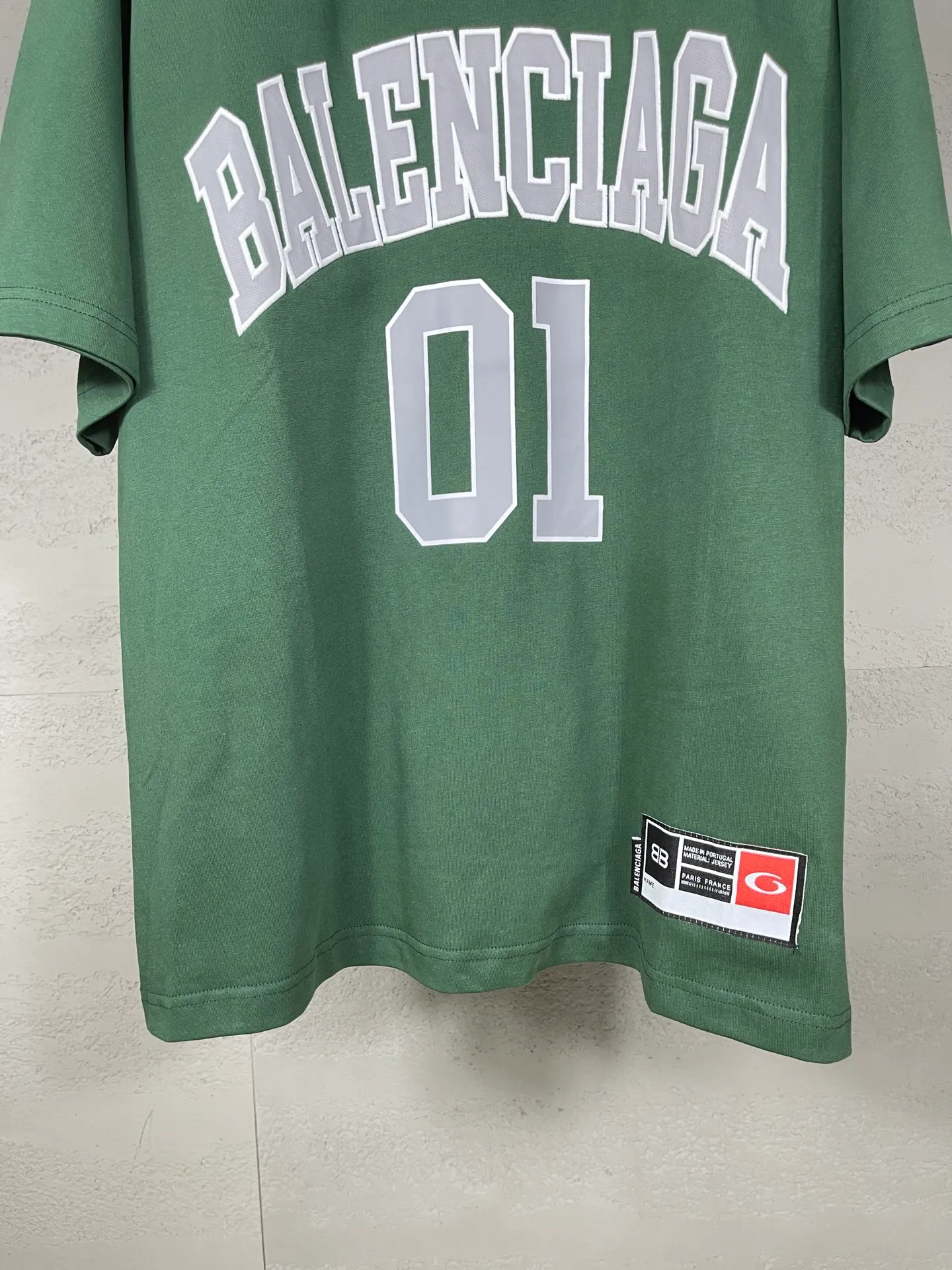 🅿️210 Actual pictures [Top version. Official website quality] BALENCI*GA/Paris.SS25 latest basketball uniform embroidered printed long-sleeved T-shirt. The front embroidery is embroidered and printed using a Tajima computer embroidery machine, the lower left corner is stamped, and the back piece is printed. Brick cabinets are synchronized. Genuine products are developed at the first time. The fabric is made of Paris ZP custom-woven and dyed cotton double yarn. Weighing 260 grams, the cloth surface is clean. The cloth pattern is clear, soft and comfortable. The threads are dyed with no color difference. The printing uses environmentally friendly imported materials, the letters are clear and the effect is three-dimensional. The version adopts OS loose shoulder design. Same style for men and women. Code: BL253626 Color: black, white, orchid, purple, yellow, green. Size: XS S M L