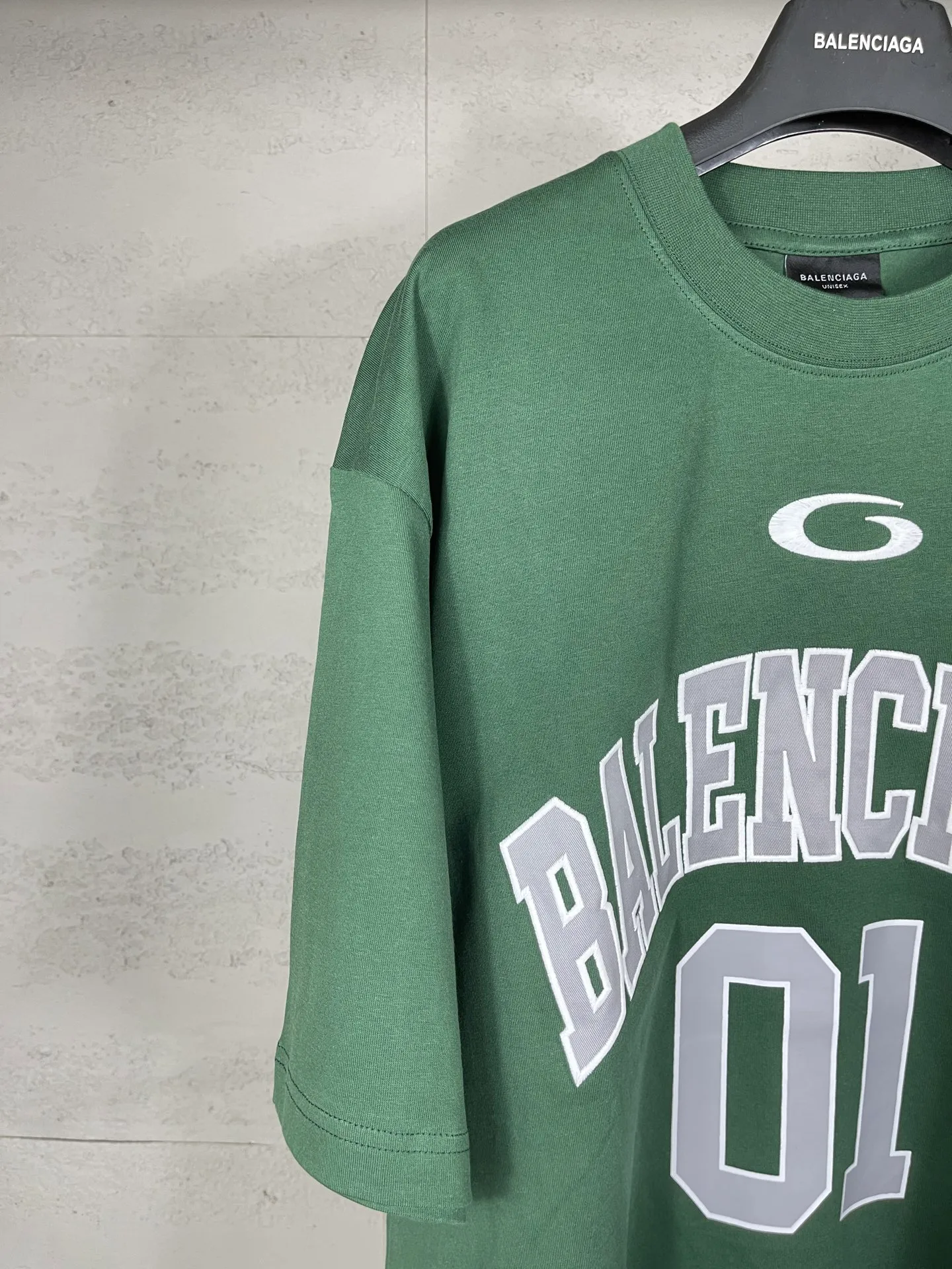 🅿️210 Actual pictures [Top version. Official website quality] BALENCI*GA/Paris.SS25 latest basketball uniform embroidered printed long-sleeved T-shirt. The front embroidery is embroidered and printed using a Tajima computer embroidery machine, the lower left corner is stamped, and the back piece is printed. Brick cabinets are synchronized. Genuine products are developed at the first time. The fabric is made of Paris ZP custom-woven and dyed cotton double yarn. Weighing 260 grams, the cloth surface is clean. The cloth pattern is clear, soft and comfortable. The threads are dyed with no color difference. The printing uses environmentally friendly imported materials, the letters are clear and the effect is three-dimensional. The version adopts OS loose shoulder design. Same style for men and women. Code: BL253626 Color: black, white, orchid, purple, yellow, green. Size: XS S M L